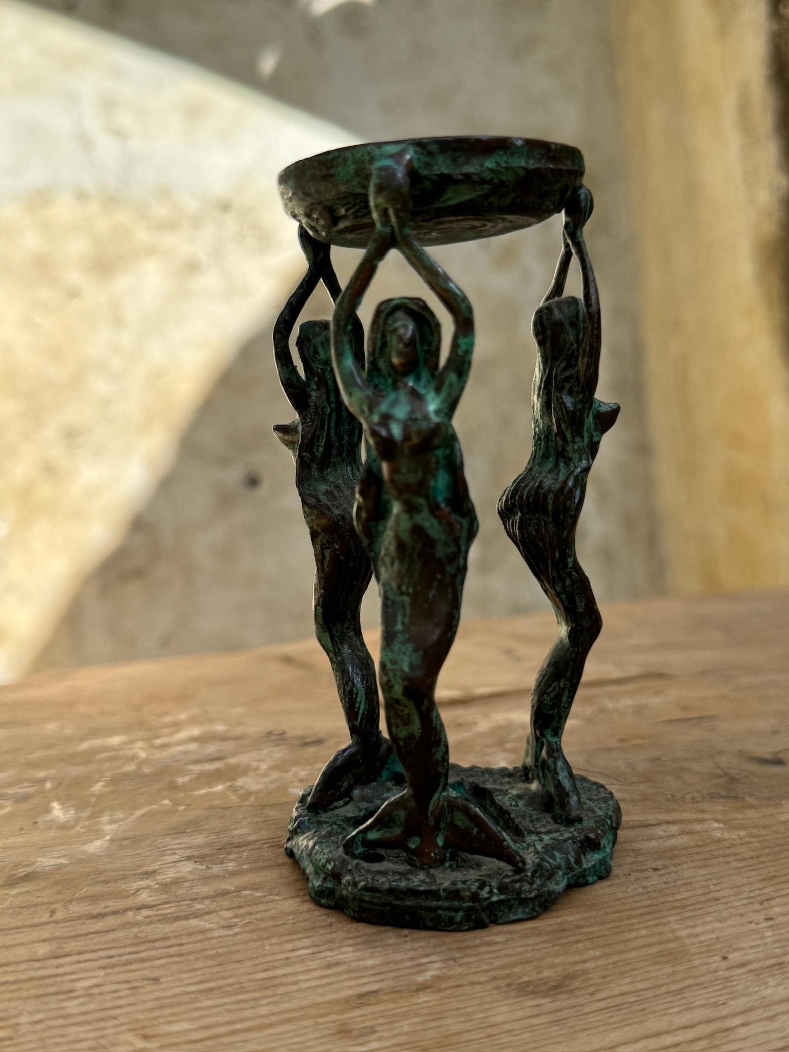 Questo portacandele e bruciaincenso Mermaids è un pezzo raro e popolare di arte patinata, con intricati disegni di sirene. Questi portacandele non sono solo funzionali ma anche un oggetto decorativo unico, spesso ammirato per il suo fascino