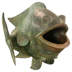 KOI en bronze patiné  Sculpture en forme de vaisseau à poissons