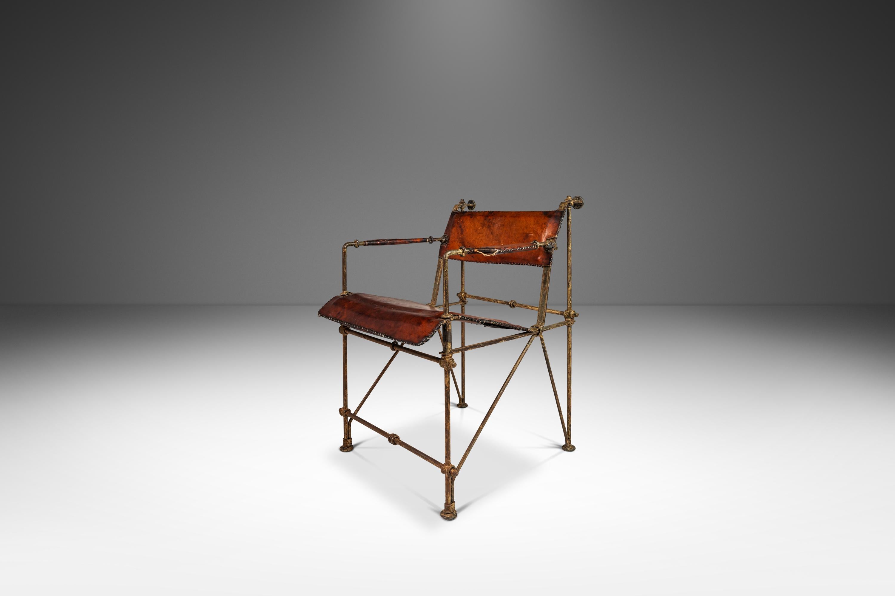 Ce modèle précoce attribué à Ilana Goor présente un cadre en fer forgé magnifiquement vieilli, avec le dossier et l'assise en cuir d'origine. Le fer forgé et le cuir d'origine présentent tous deux une riche patine, reflétant leur histoire de