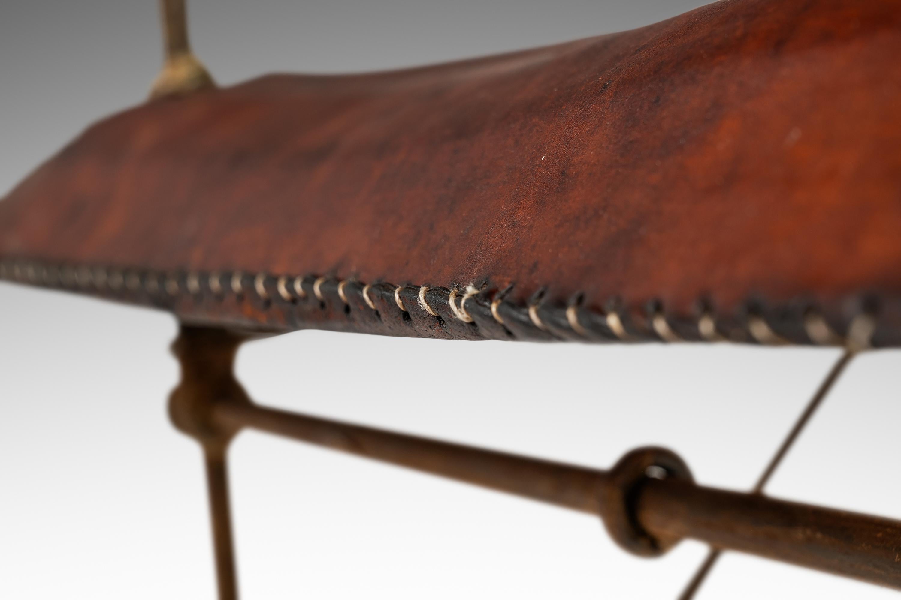 Cuir Chaise longue en fer patiné et cuir attribuée à Ilana Goor, Israël, vers 1960 en vente
