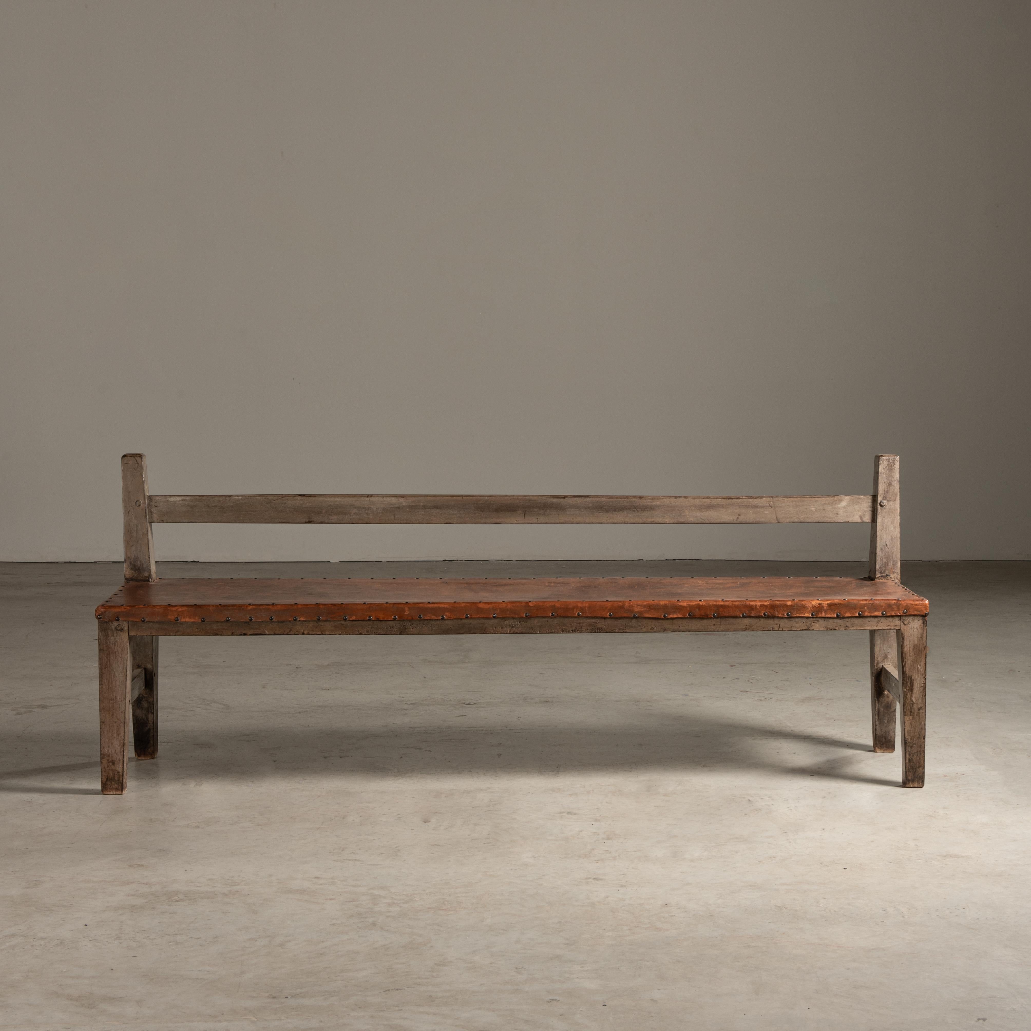 Patinated 19th Century Bench in Solid Wood and Leather, Brazilian Design In Good Condition For Sale In Sao Paulo, SP