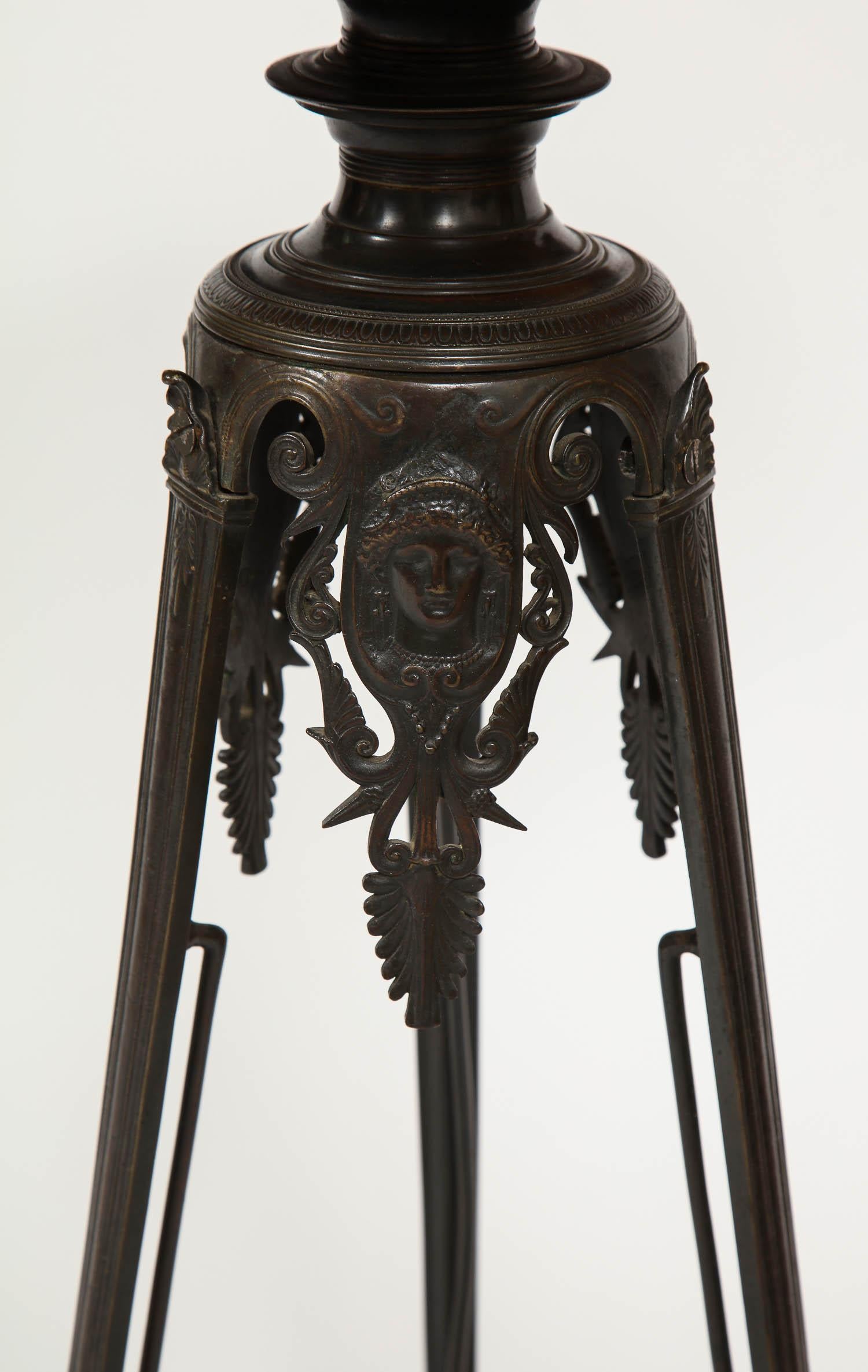 Fin du XIXe siècle Table d'appoint Empire/Neo-Grec française en bronze patiné et doré, Att. F. Barbedienne en vente