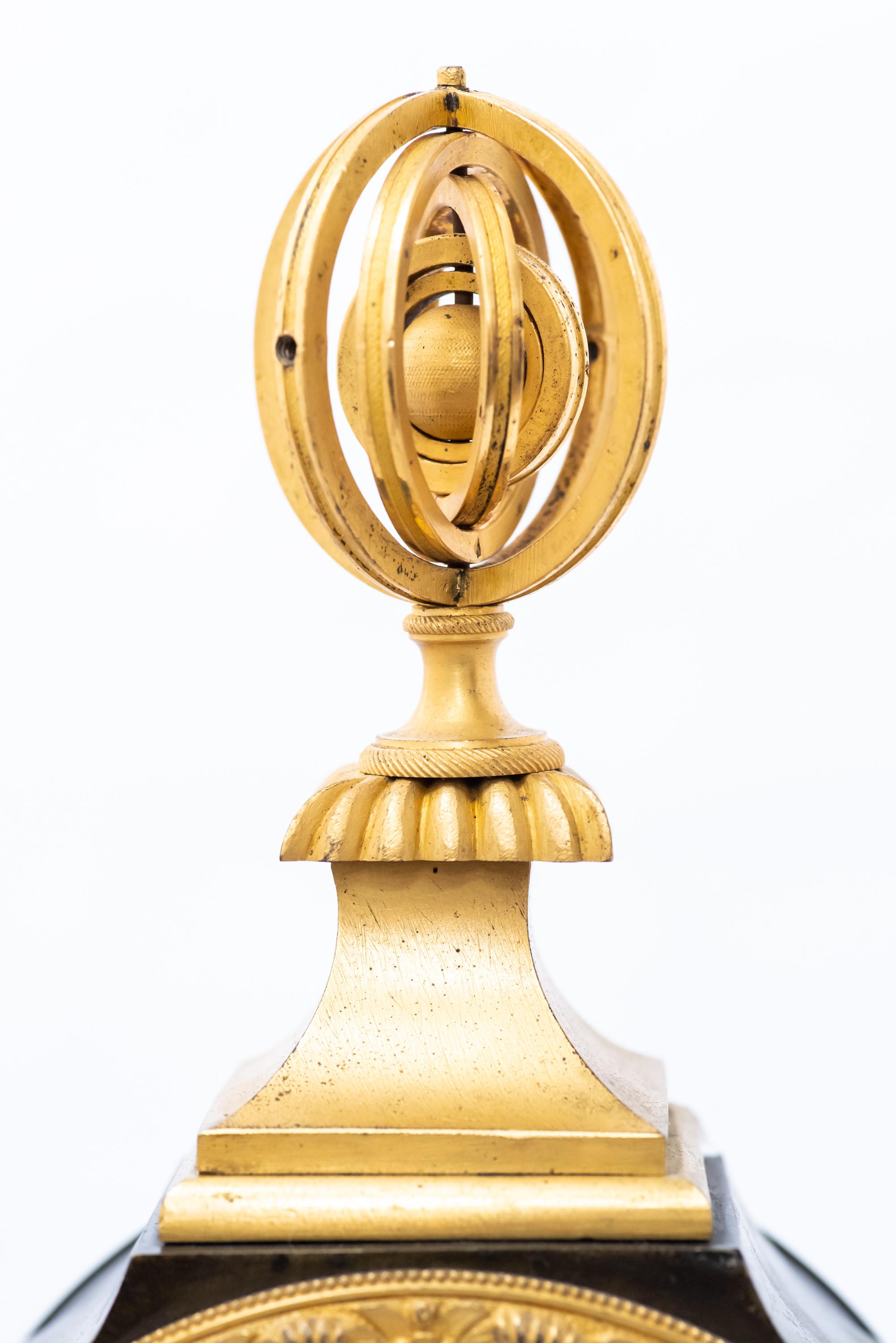 Patinierte und feuervergoldete Uhr in Form einer Vase um 1800 im Angebot 3