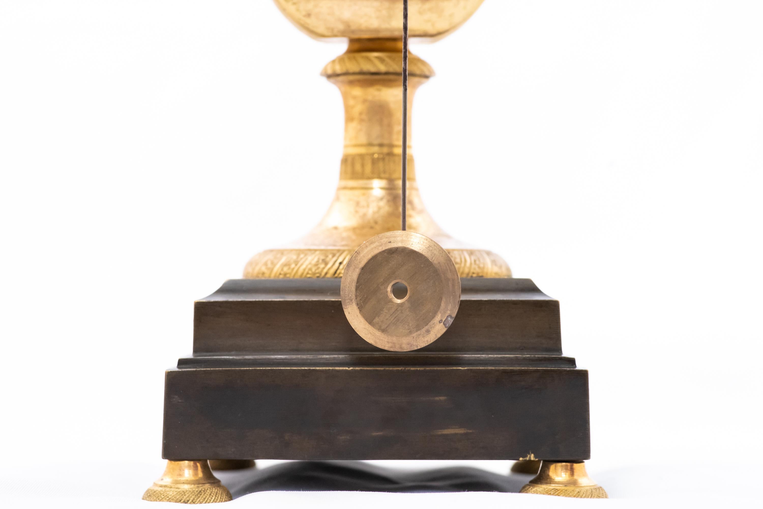 Horloge patinée et dorée au feu en forme de vase vers 1800 en vente 4
