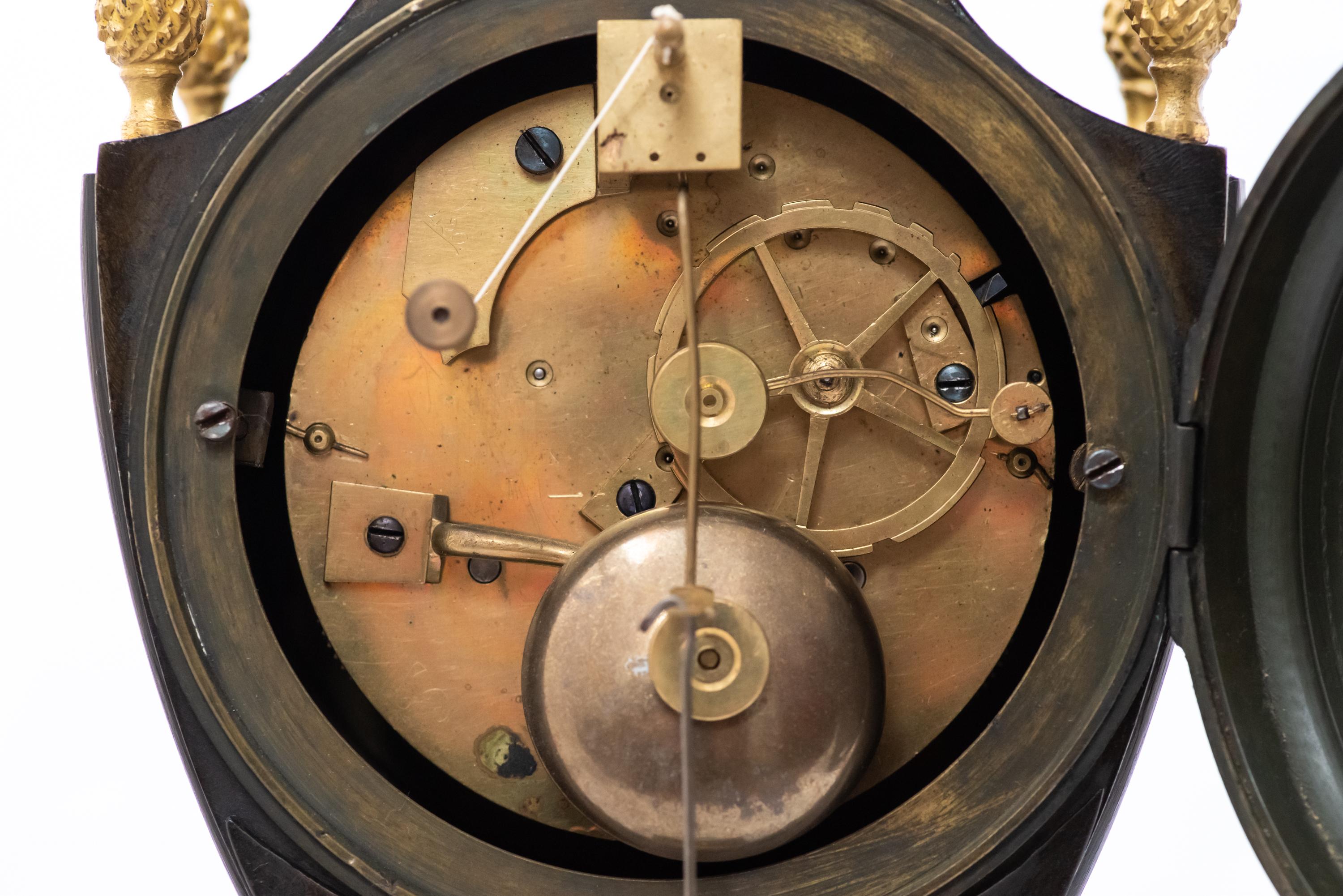 Horloge patinée et dorée au feu en forme de vase vers 1800 en vente 5