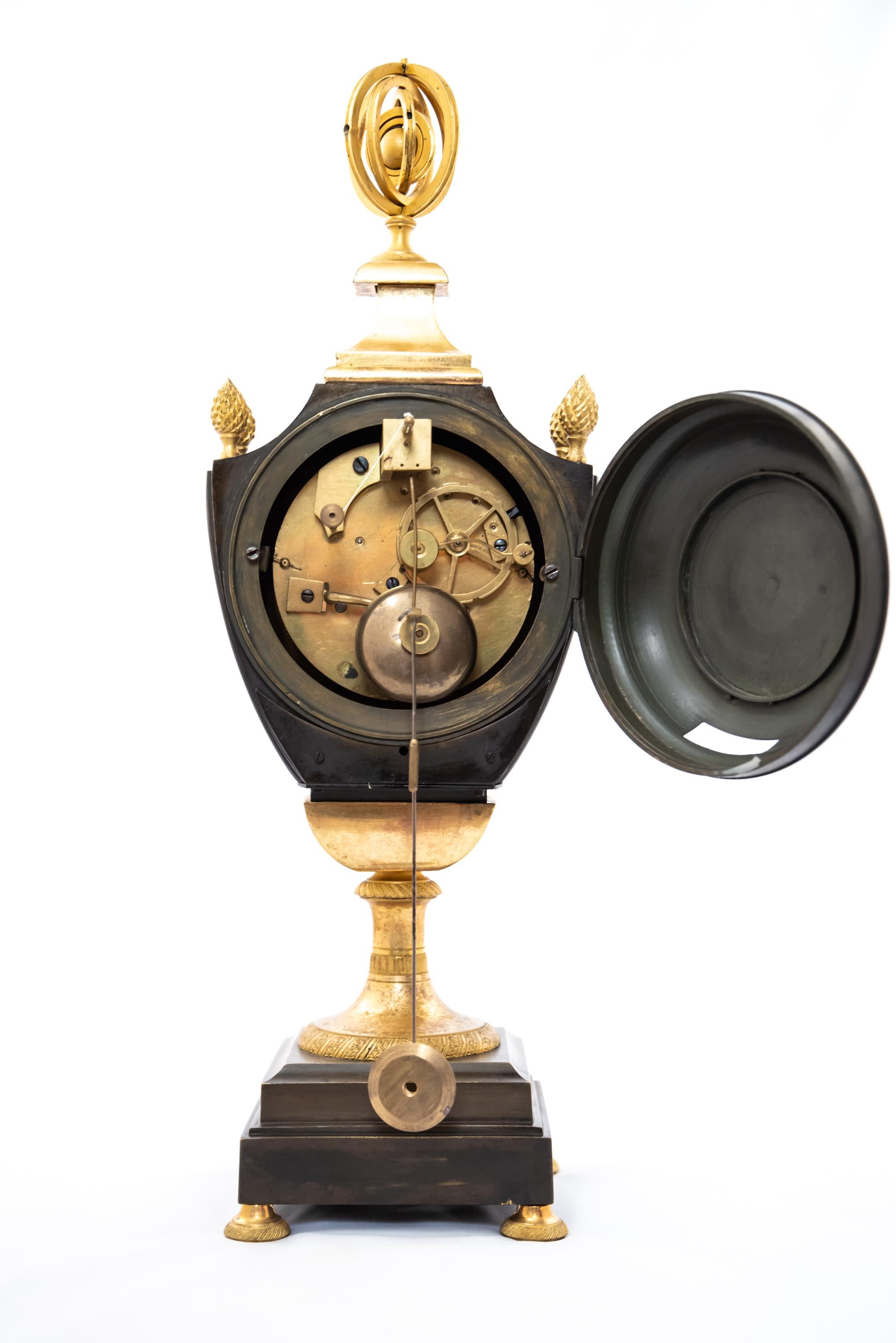 Horloge patinée et dorée au feu en forme de vase vers 1800 en vente 6
