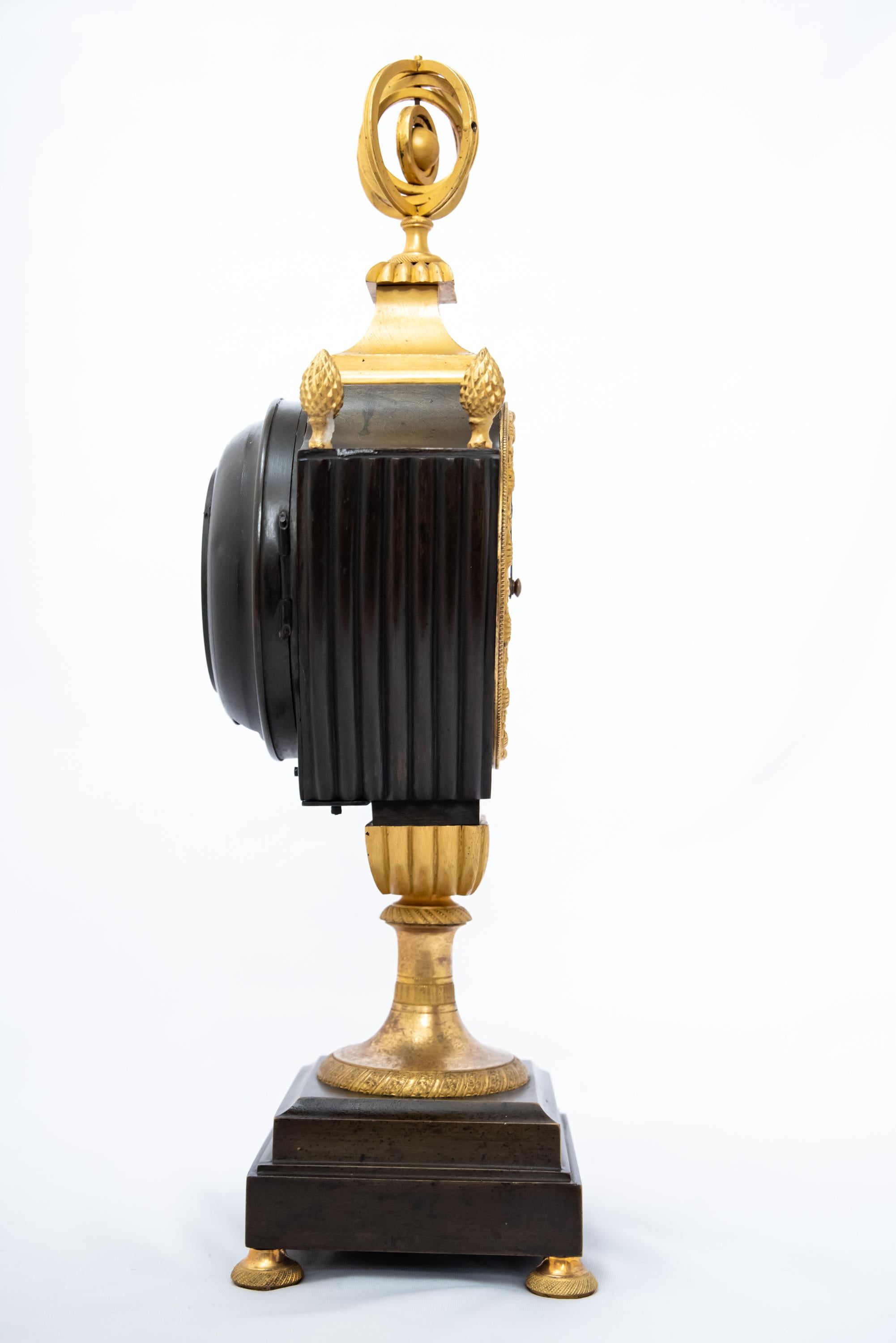 Empire Horloge patinée et dorée au feu en forme de vase vers 1800 en vente