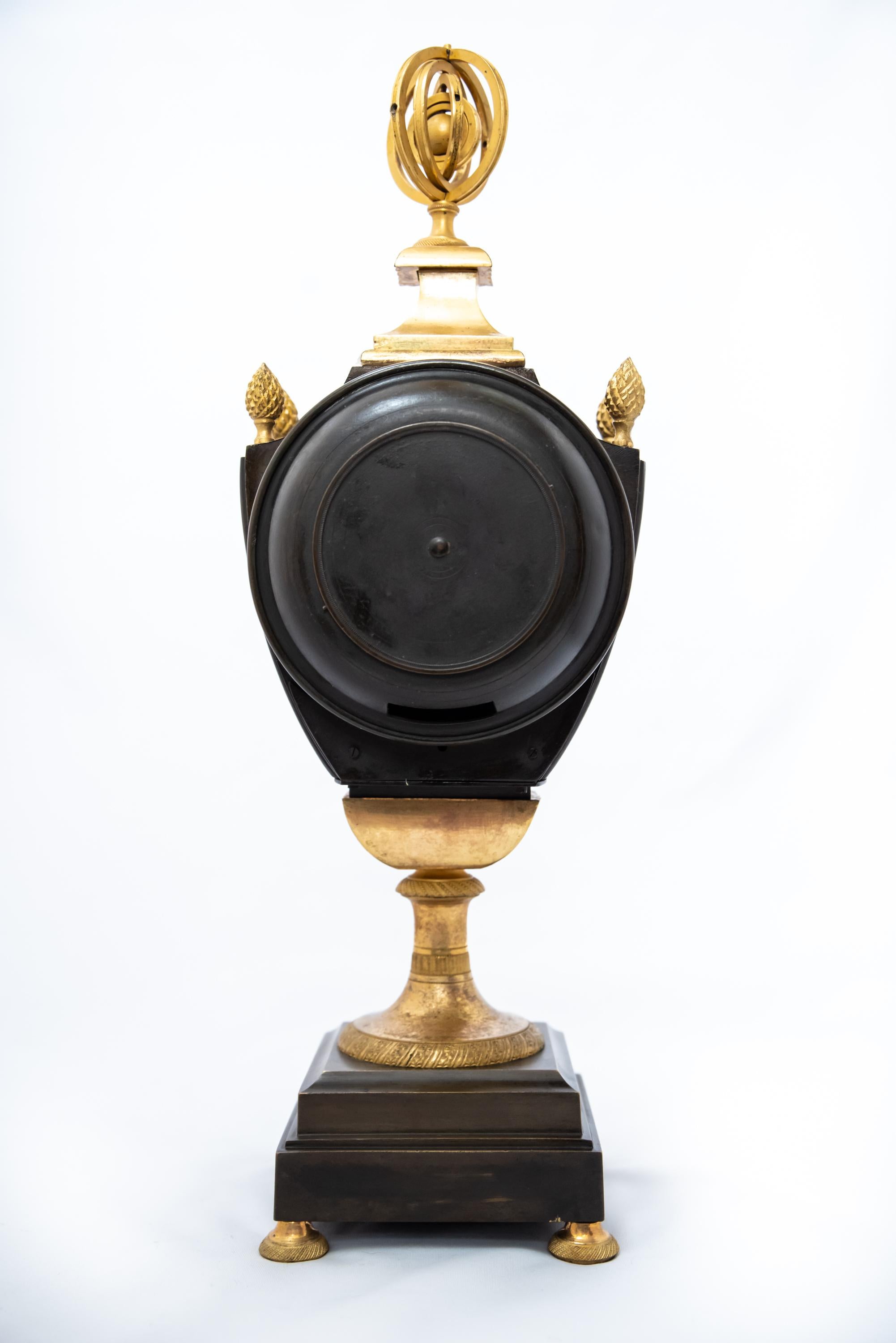 Patinierte und feuervergoldete Uhr in Form einer Vase um 1800 (Französisch) im Angebot