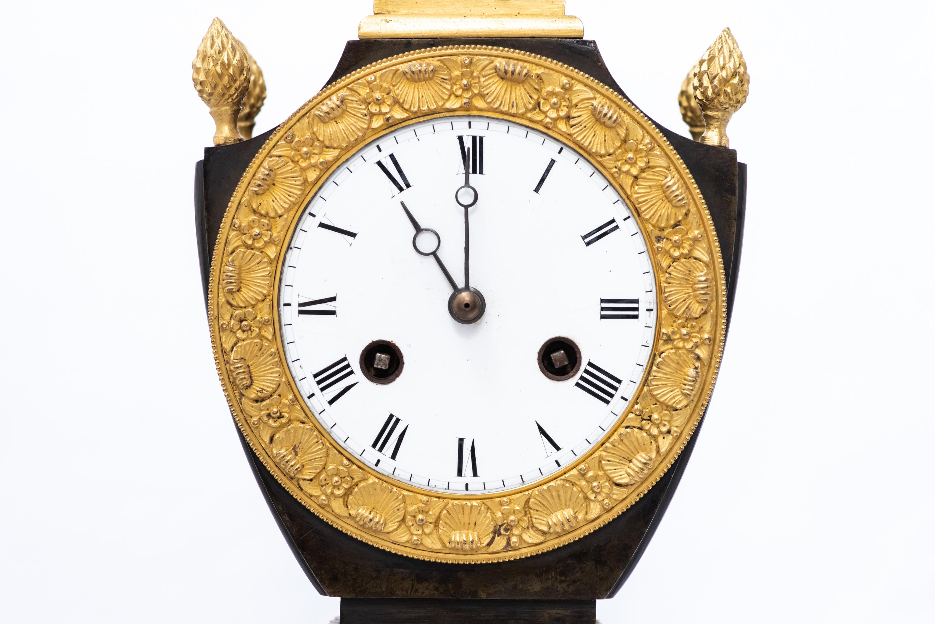 Patinierte und feuervergoldete Uhr in Form einer Vase um 1800 im Zustand „Gut“ im Angebot in 263-0031, JP