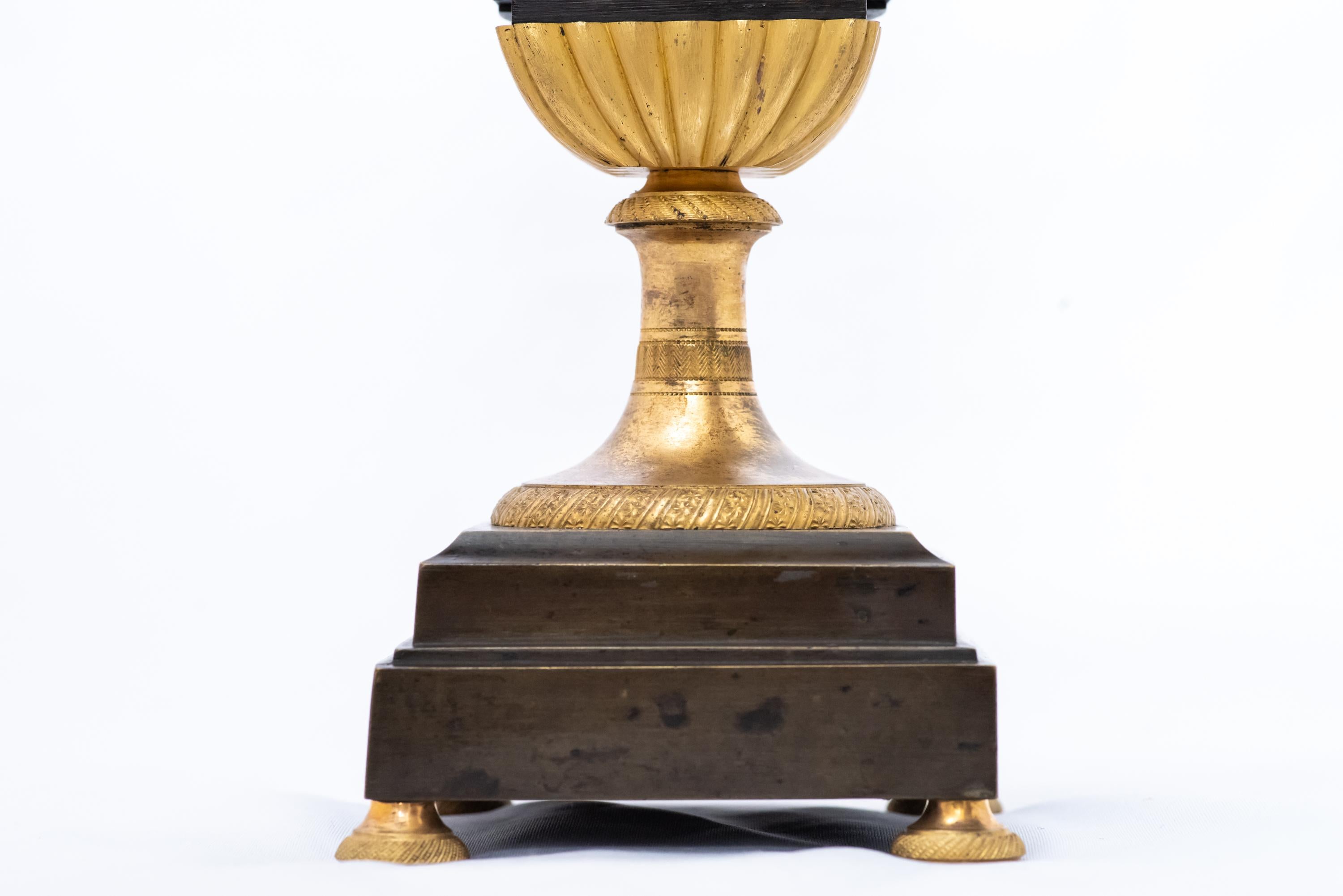 Patinierte und feuervergoldete Uhr in Form einer Vase um 1800 (19. Jahrhundert) im Angebot