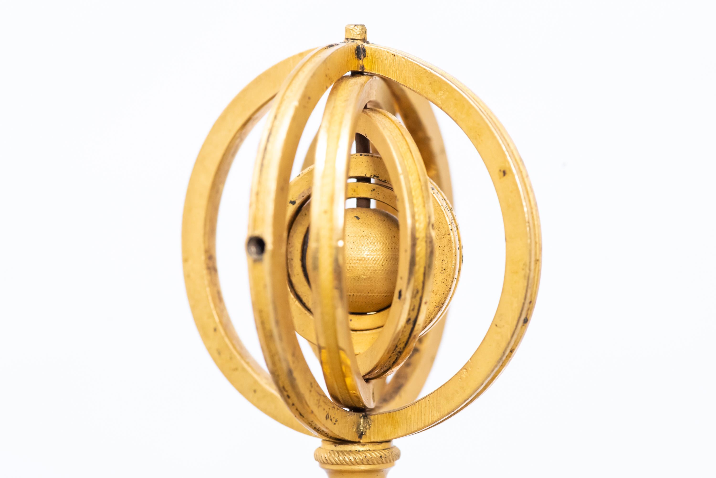 Patinierte und feuervergoldete Uhr in Form einer Vase um 1800 (Bronze) im Angebot