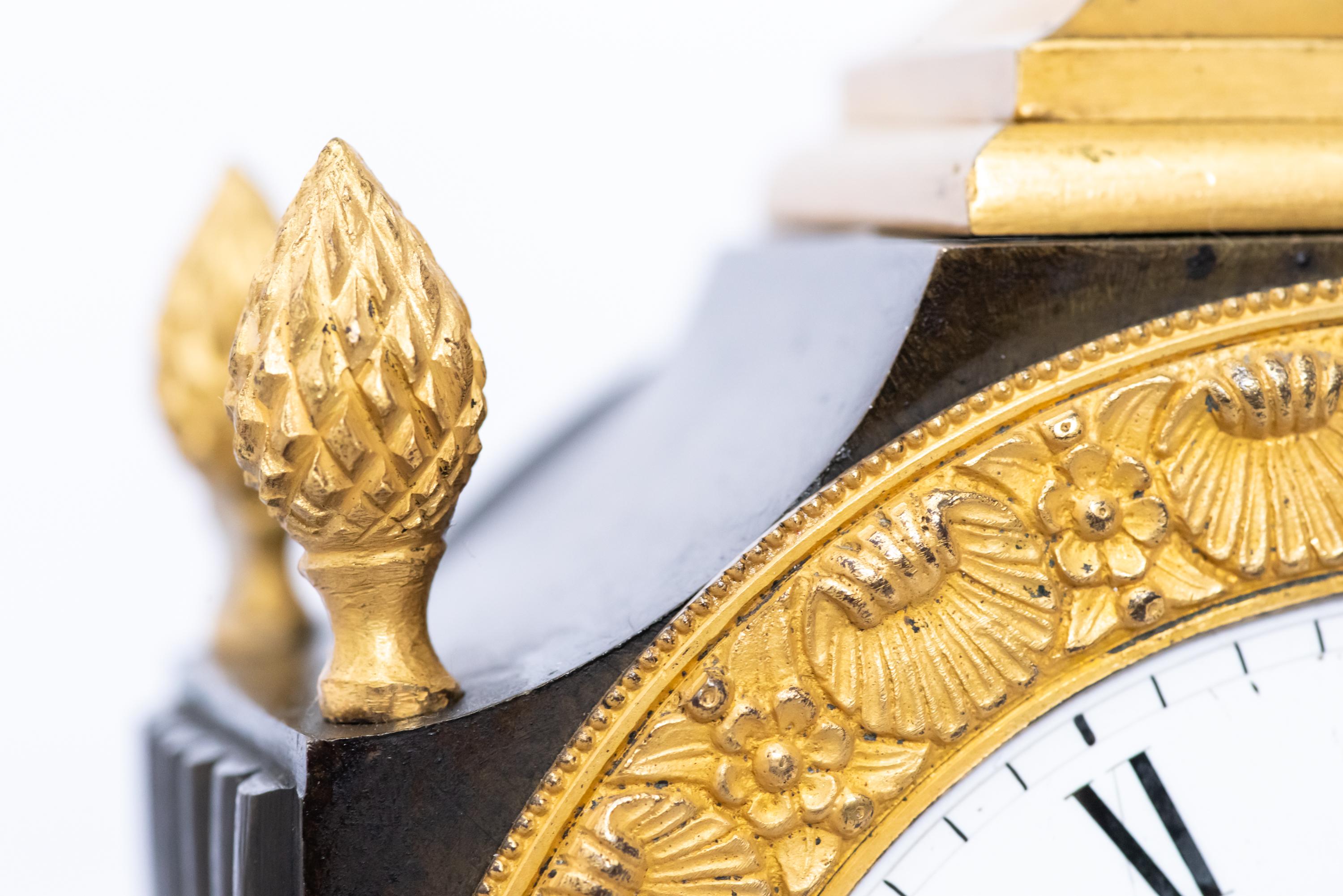 Patinierte und feuervergoldete Uhr in Form einer Vase um 1800 im Angebot 1