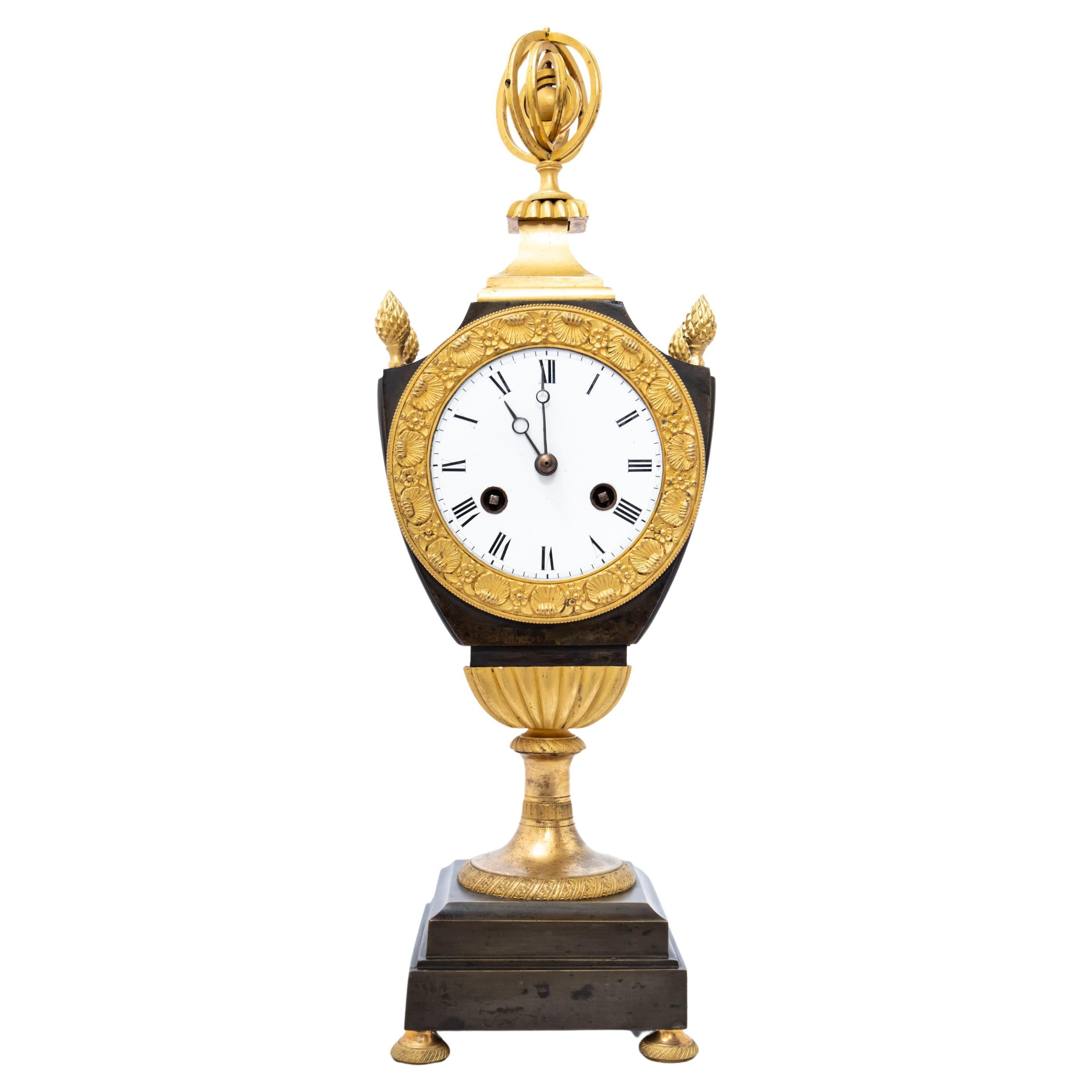 Patinierte und feuervergoldete Uhr in Form einer Vase um 1800 im Angebot
