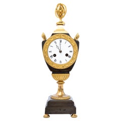 Horloge patinée et dorée au feu en forme de vase vers 1800