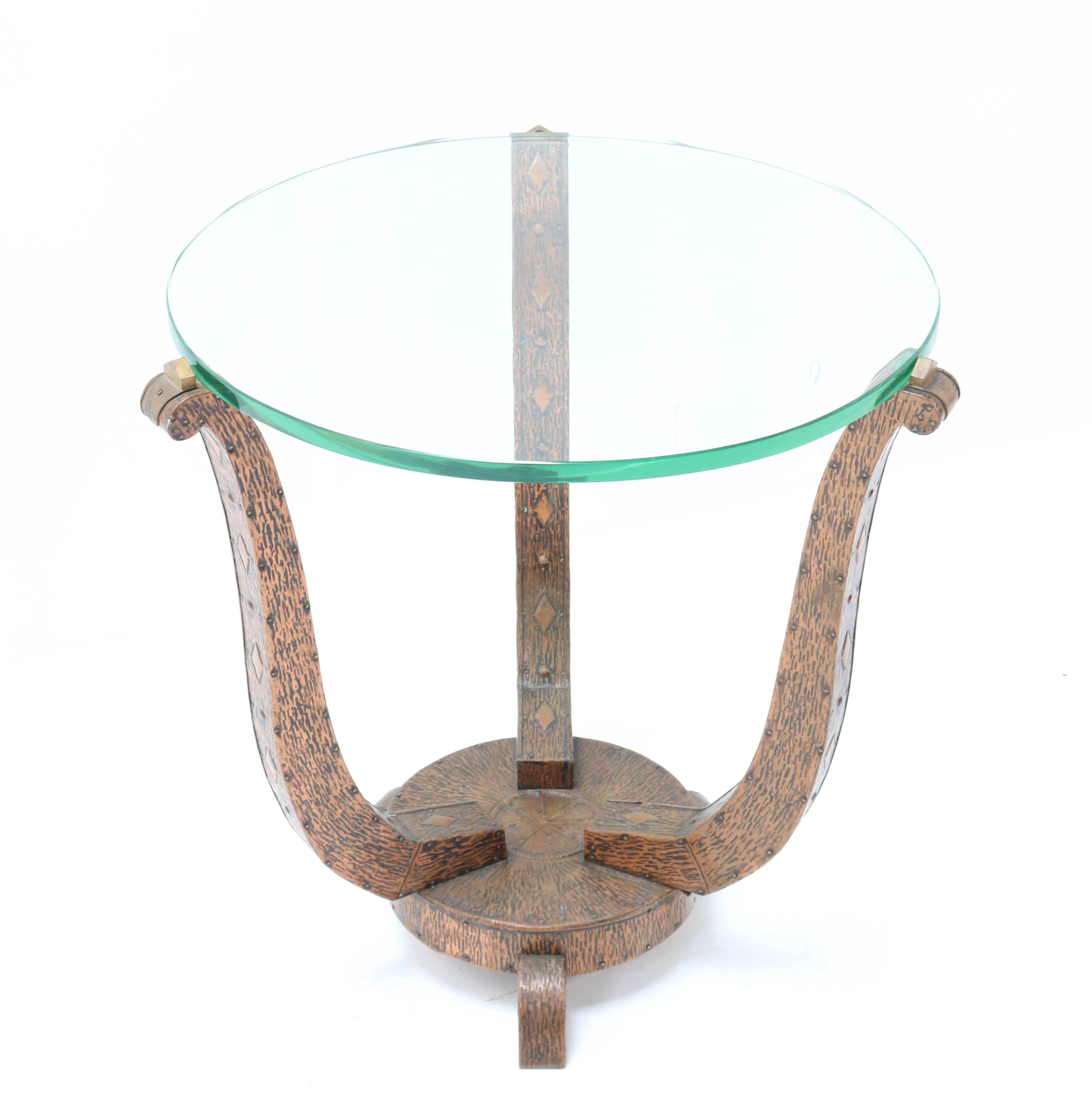 Französischer Art-Déco-Gueridon-Tisch aus patiniertem und gehämmertem Kupfer, 1930er Jahre (Gehämmert) im Angebot