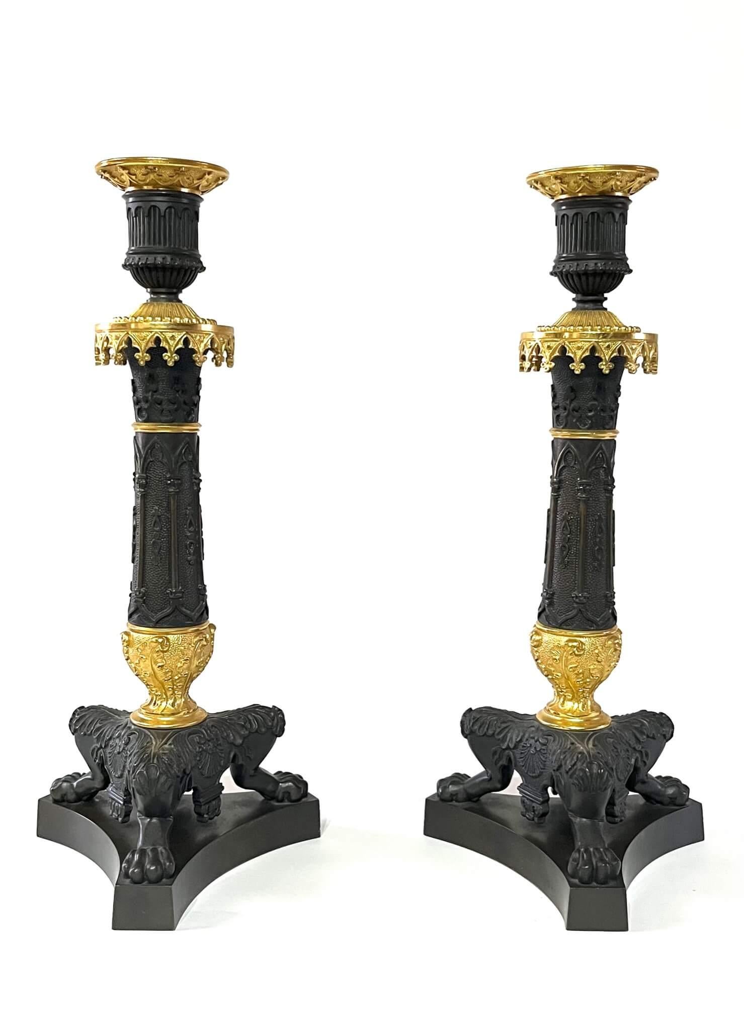 Ein feines Paar patinierter und ormolierter Bronzeleuchter im gotischen Stil aus der Zeit der französischen Restauration um 1825. Das ungewöhnliche Design ist typisch für das erste 