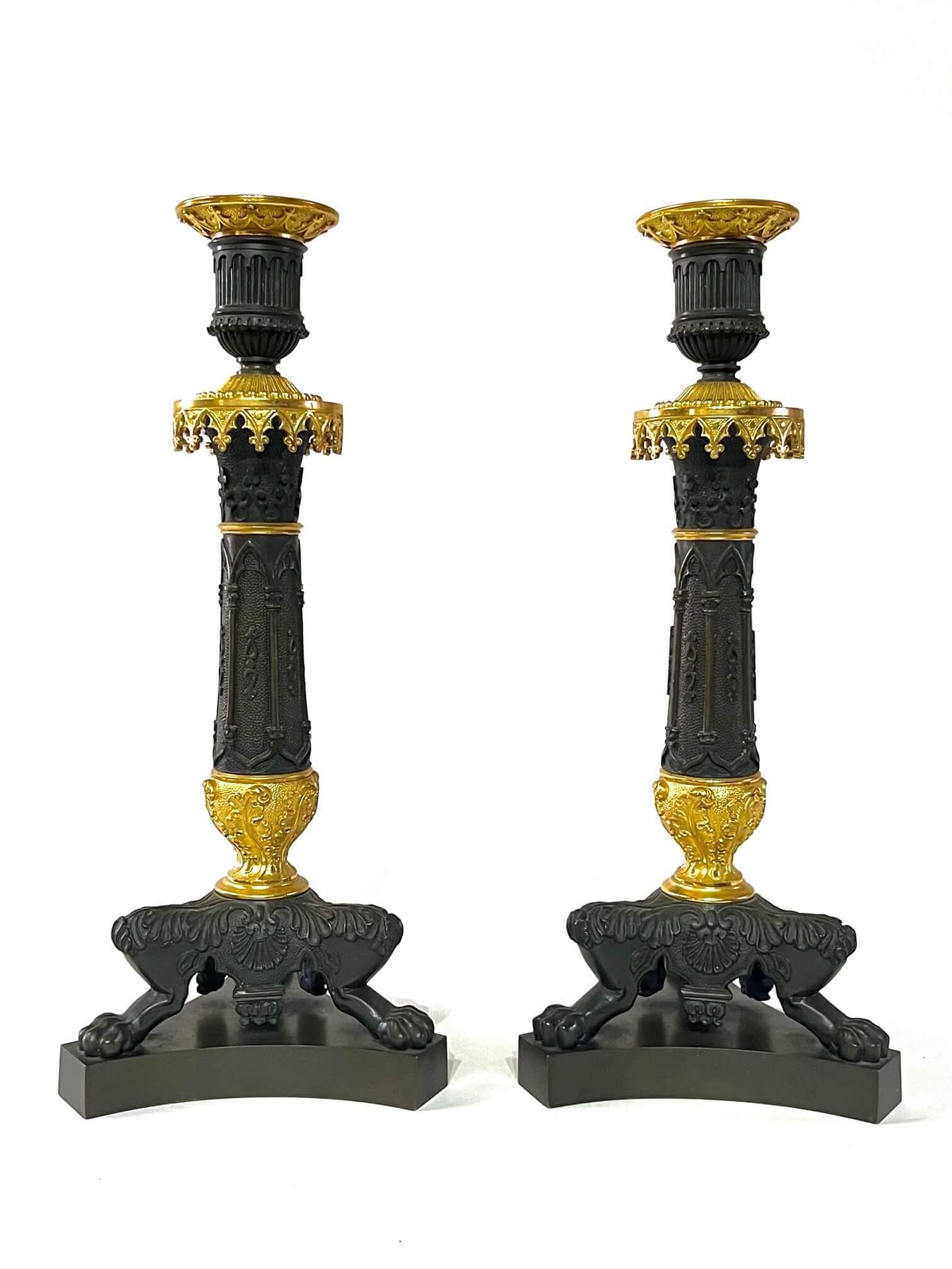 Kerzenständer aus patinierter und Goldbronze-Bronze im gotischen Stil, Frankreich, um 1825 (Neugotik) im Angebot