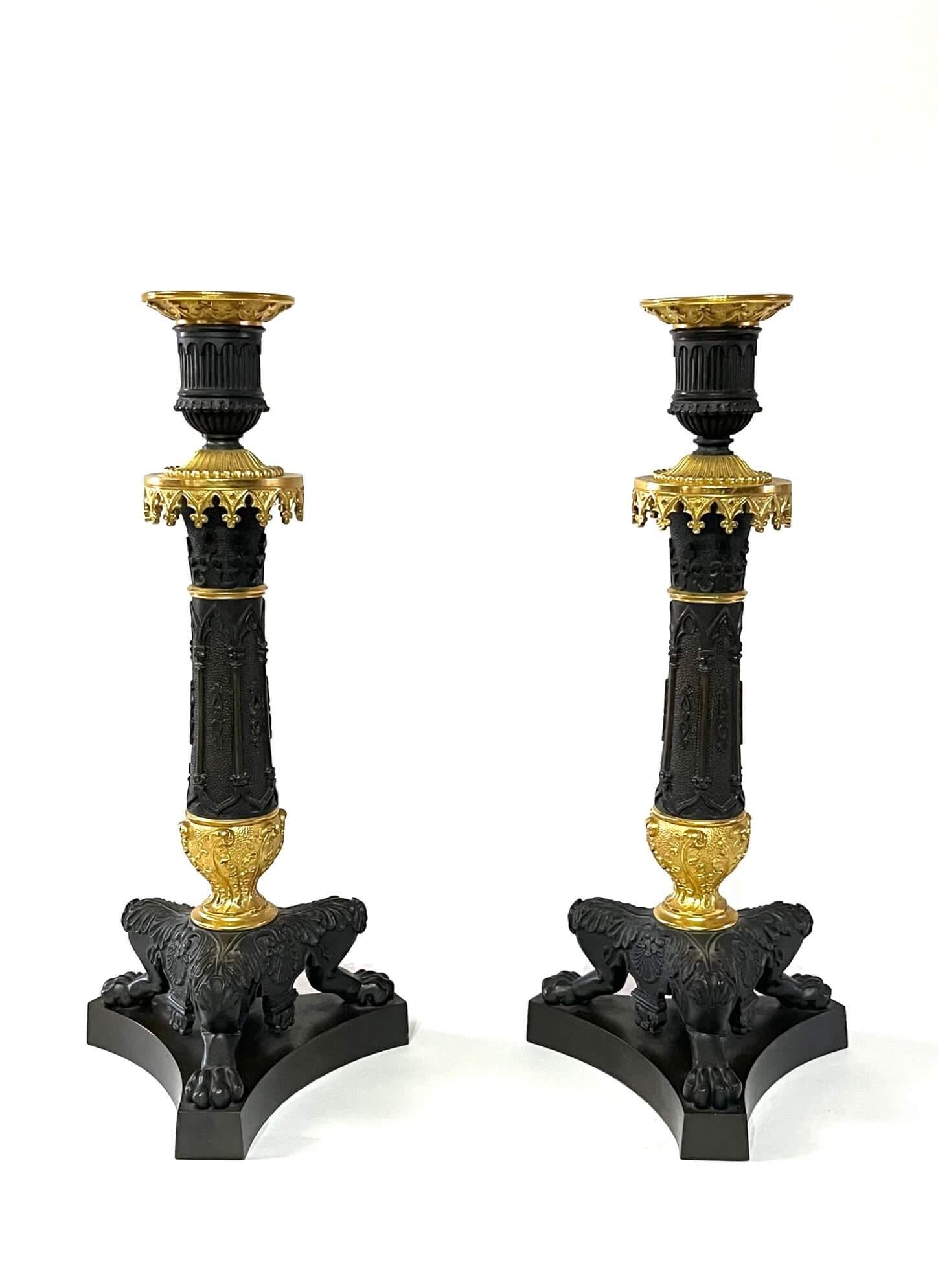 Kerzenständer aus patinierter und Goldbronze-Bronze im gotischen Stil, Frankreich, um 1825 (Französisch) im Angebot