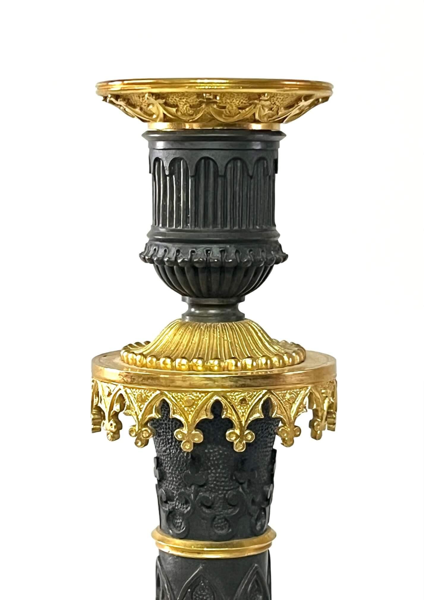 Kerzenständer aus patinierter und Goldbronze-Bronze im gotischen Stil, Frankreich, um 1825 im Zustand „Gut“ im Angebot in Kinderhook, NY