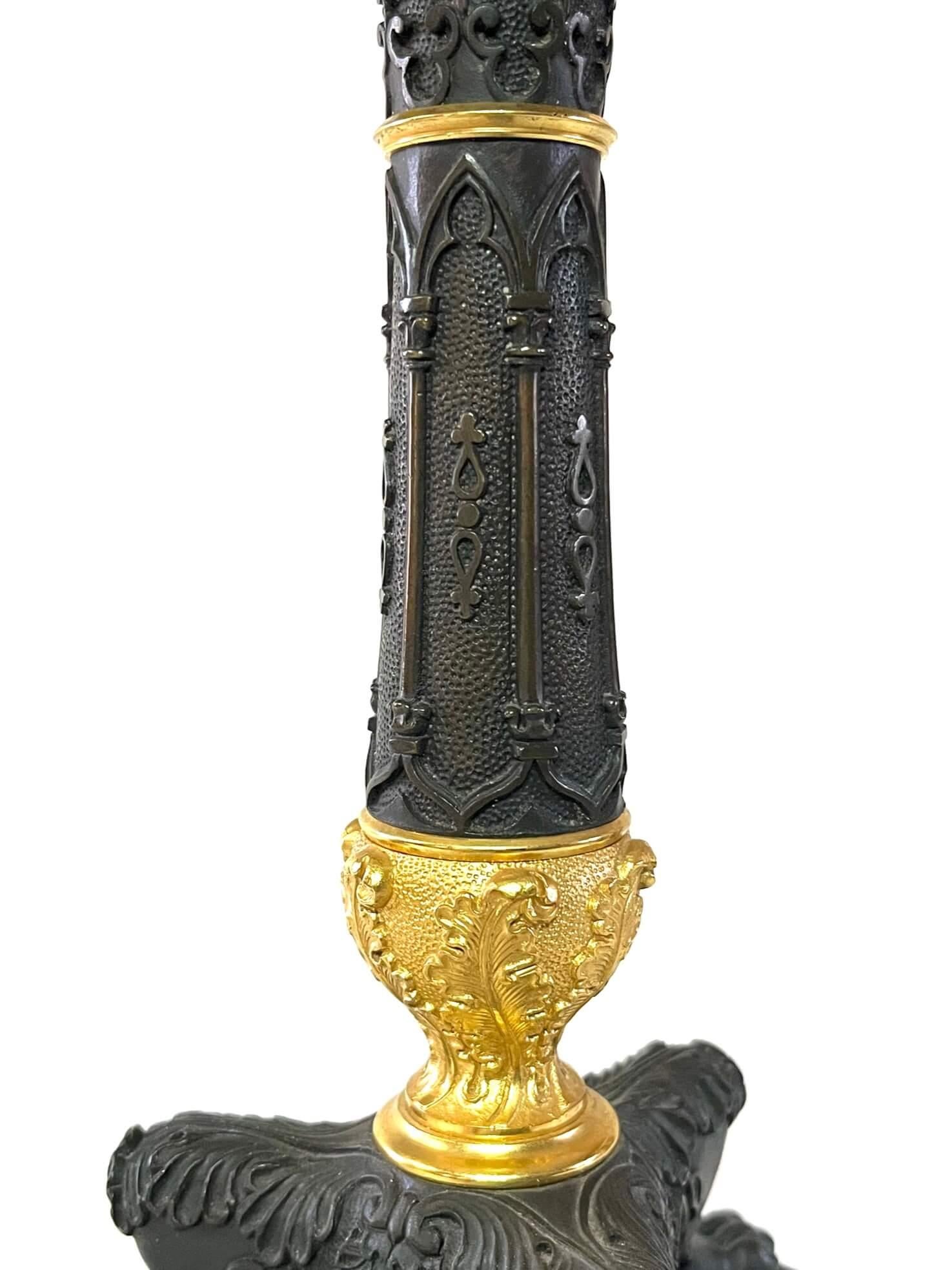 Kerzenständer aus patinierter und Goldbronze-Bronze im gotischen Stil, Frankreich, um 1825 (19. Jahrhundert) im Angebot