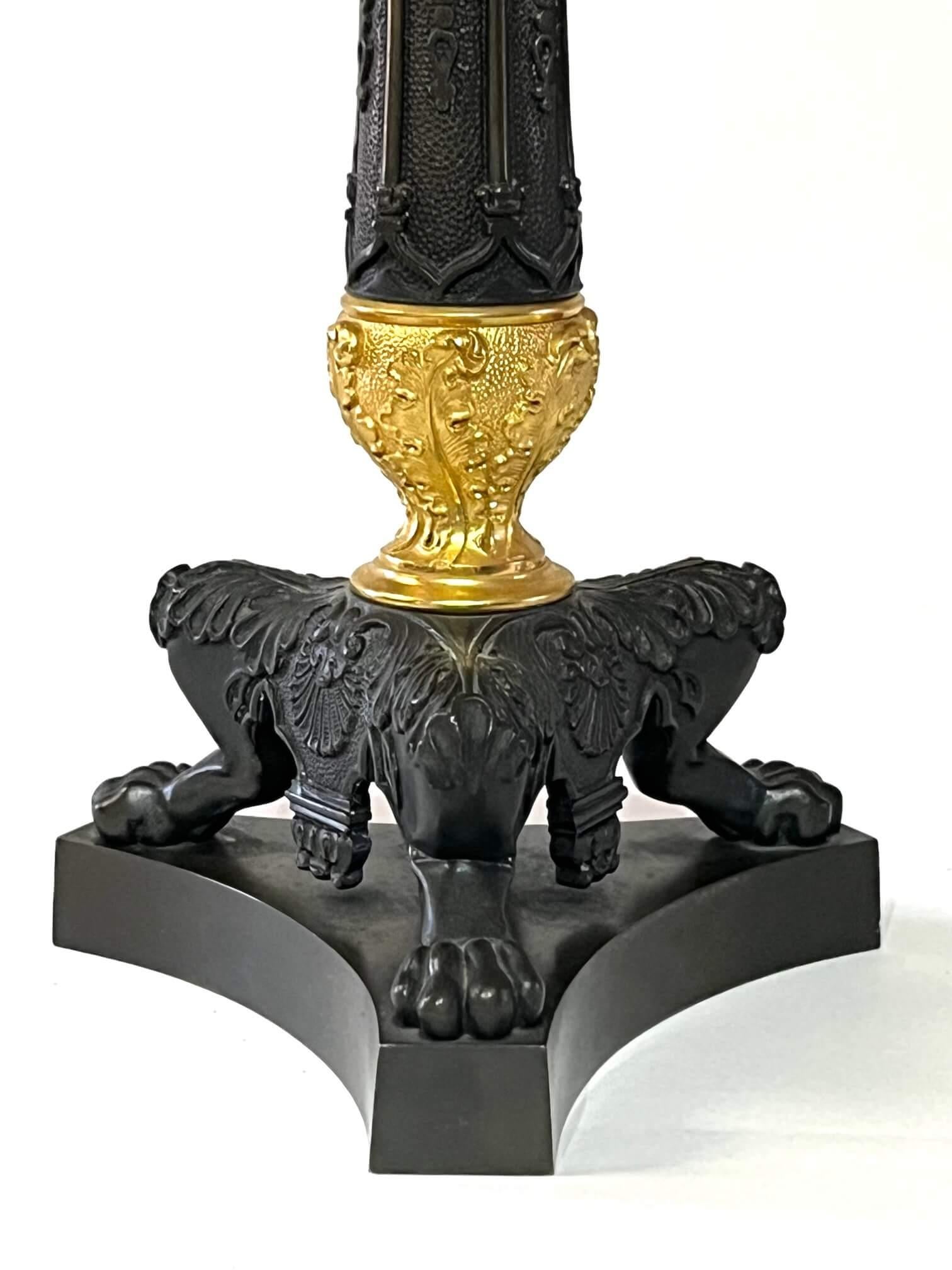 Kerzenständer aus patinierter und Goldbronze-Bronze im gotischen Stil, Frankreich, um 1825 im Angebot 1