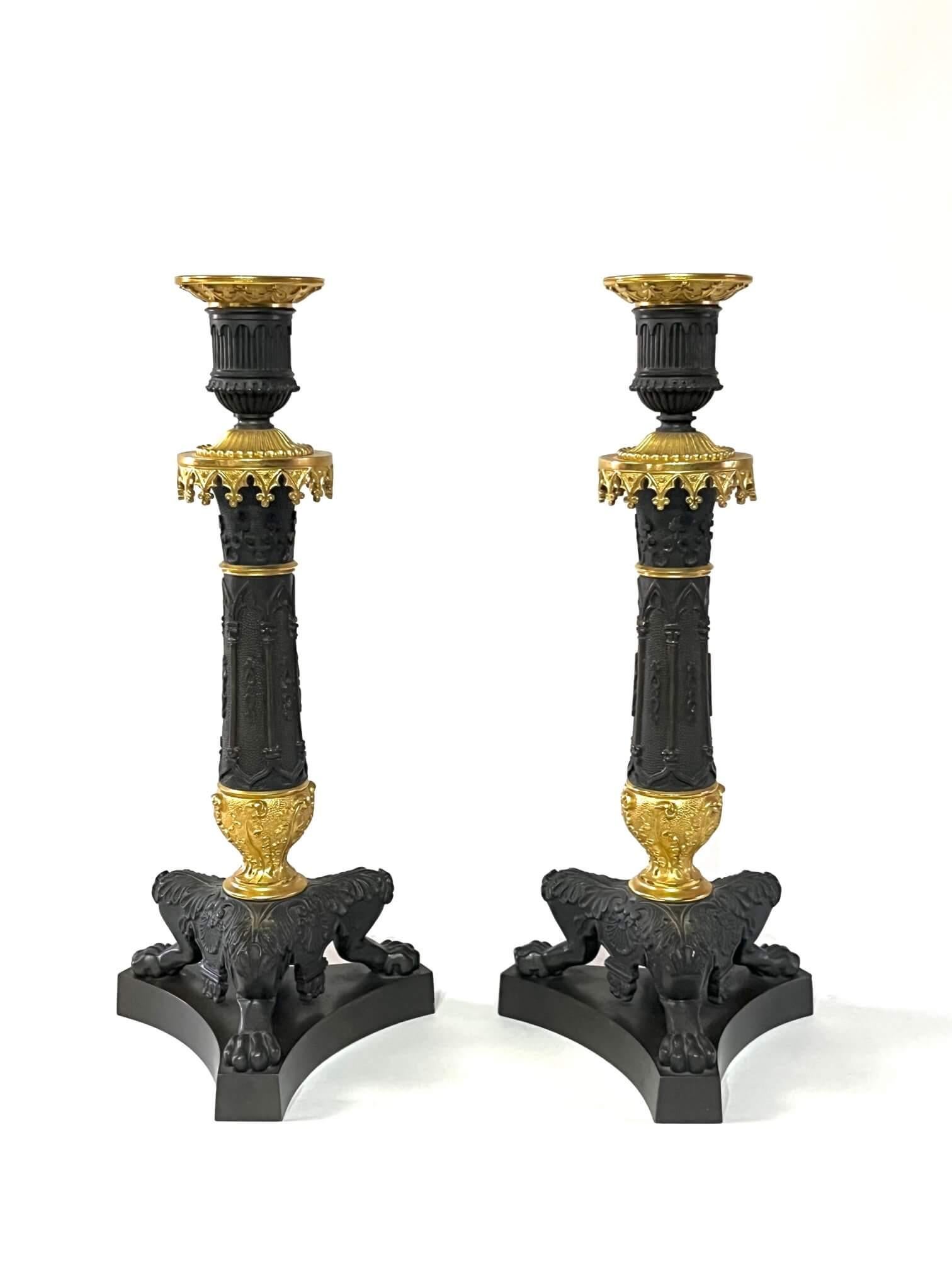 Kerzenständer aus patinierter und Goldbronze-Bronze im gotischen Stil, Frankreich, um 1825 im Angebot 2