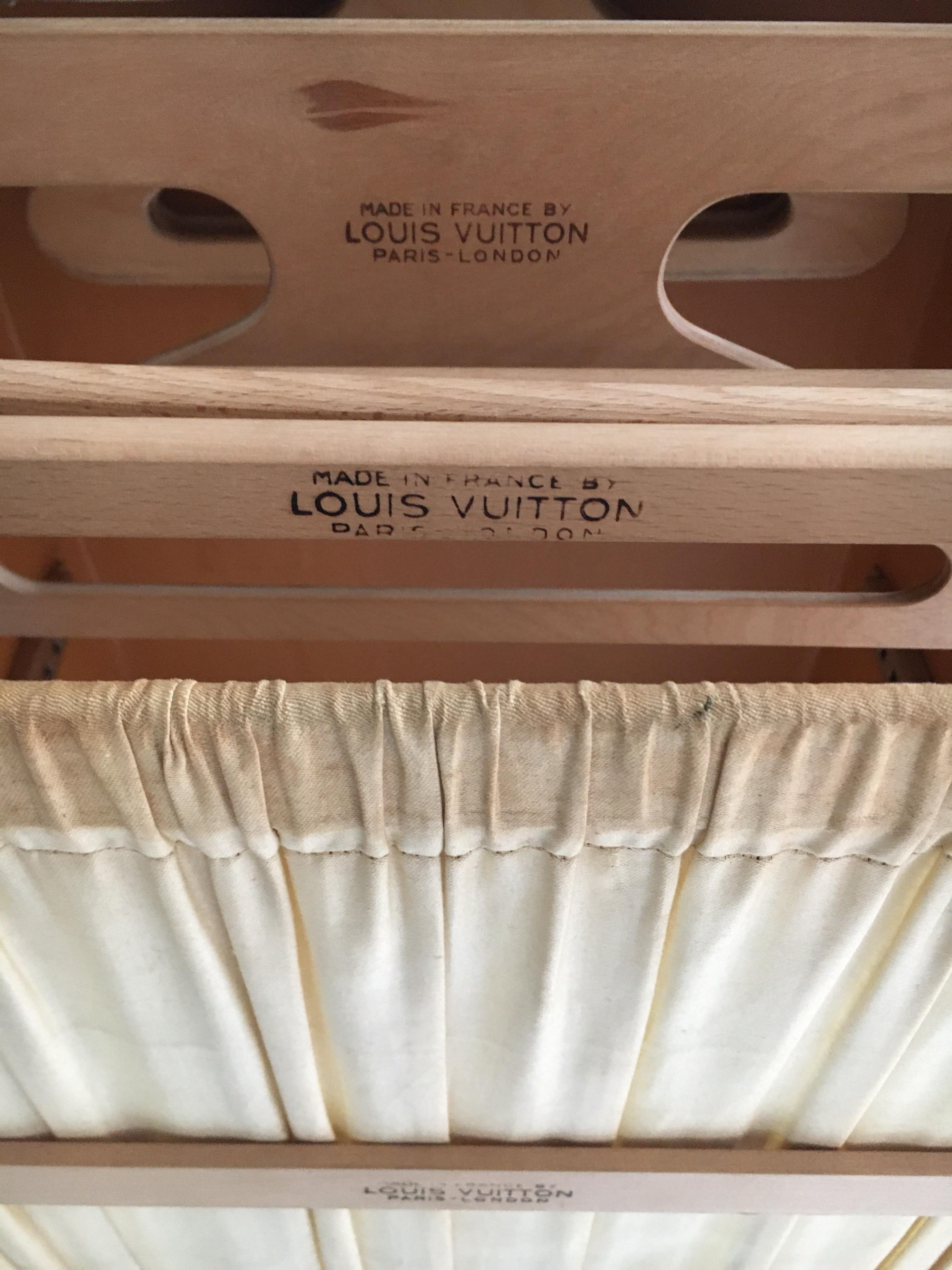 Malle de garde-robe Louis Vuitton ancienne patinée, France, 1920 en vente 8