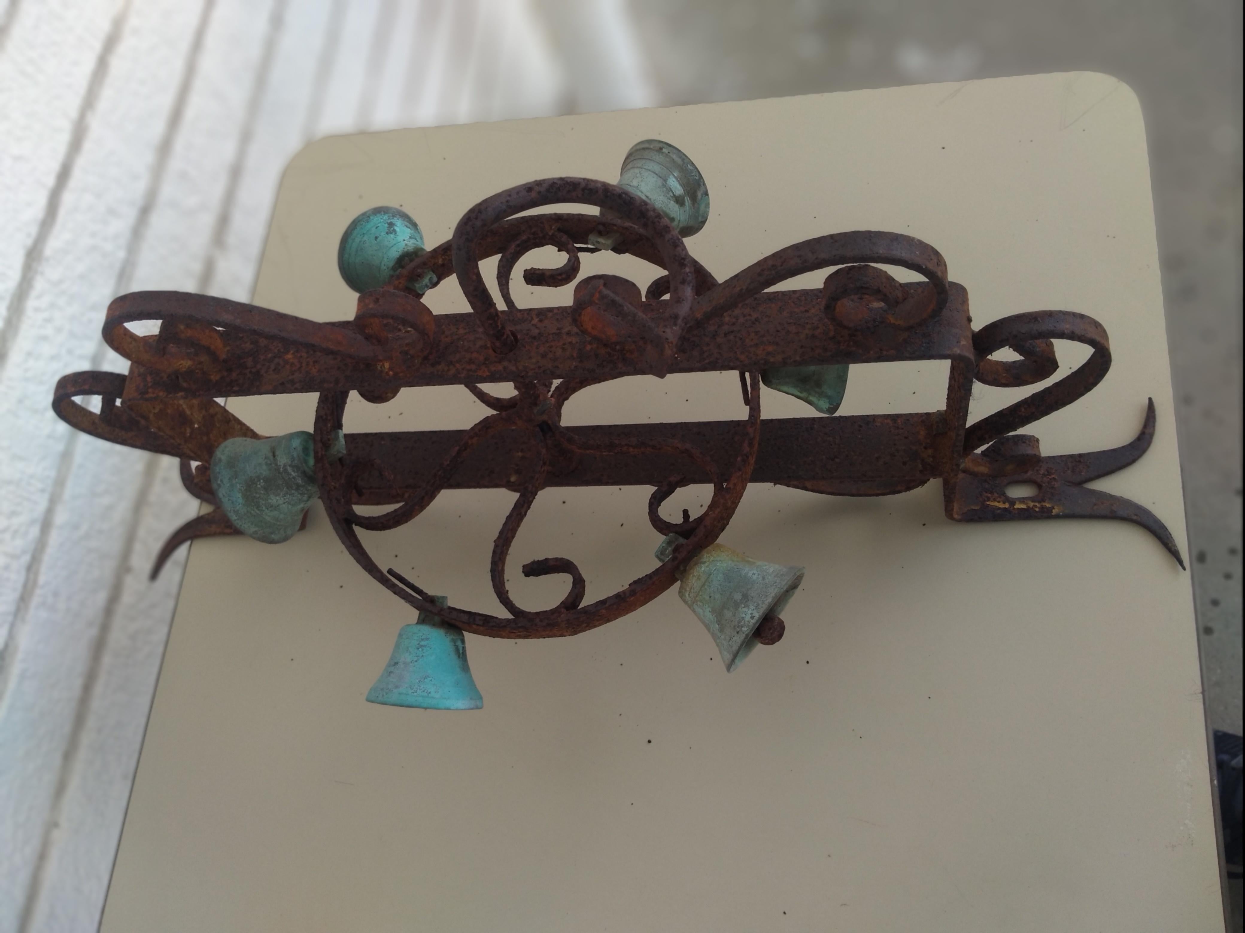 Se trata de un timbre de carillón antiguo fabricado en acero con campanas de latón. La pátina es absolutamente maravillosa. Las campanas suenan al girarlas. 