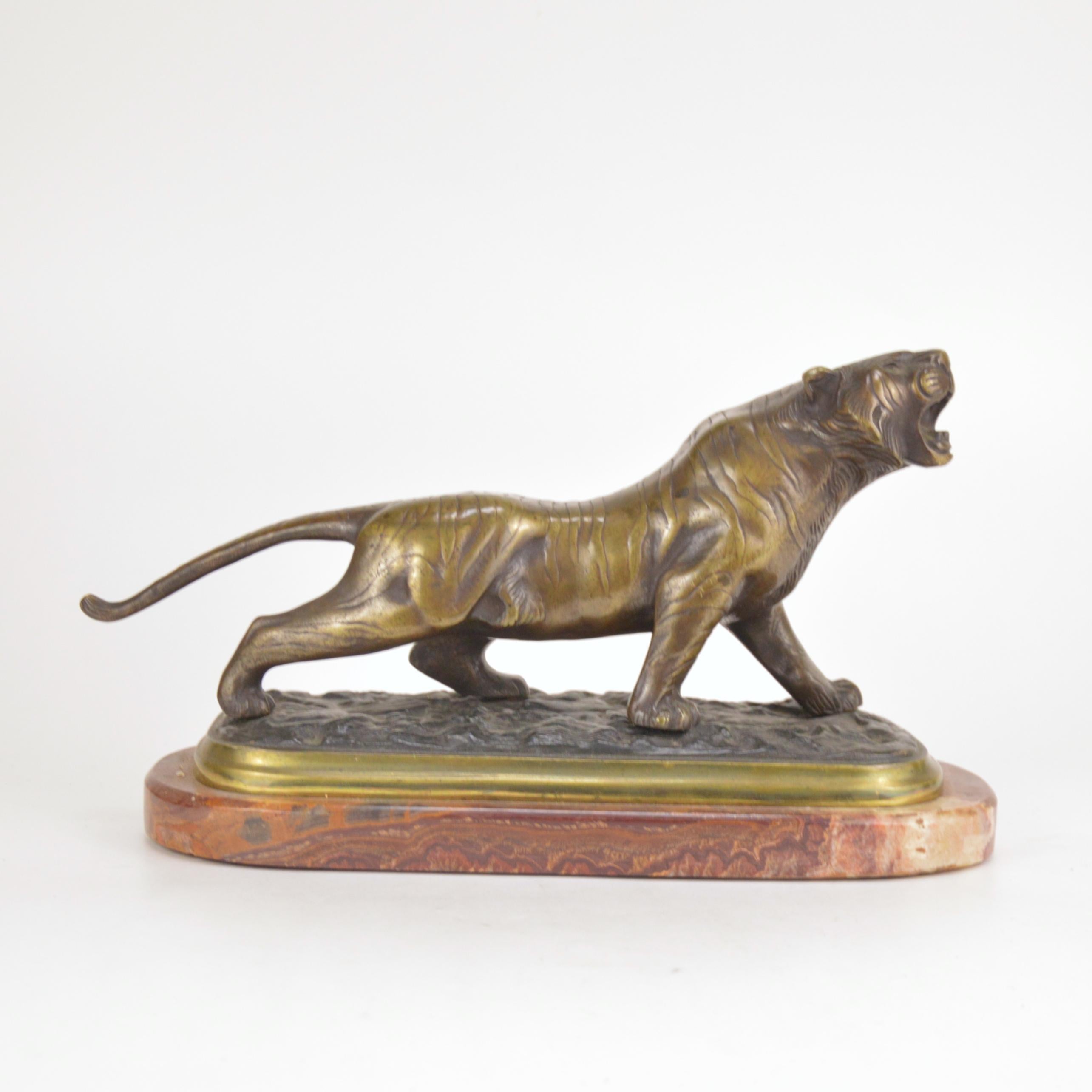 Patinated Art Deco bronze sculpture representing a roaring tiger. France, early 20th century. On a marble socle.
Dimensions: base - 25 x 16 cm, total height - 16 cm.