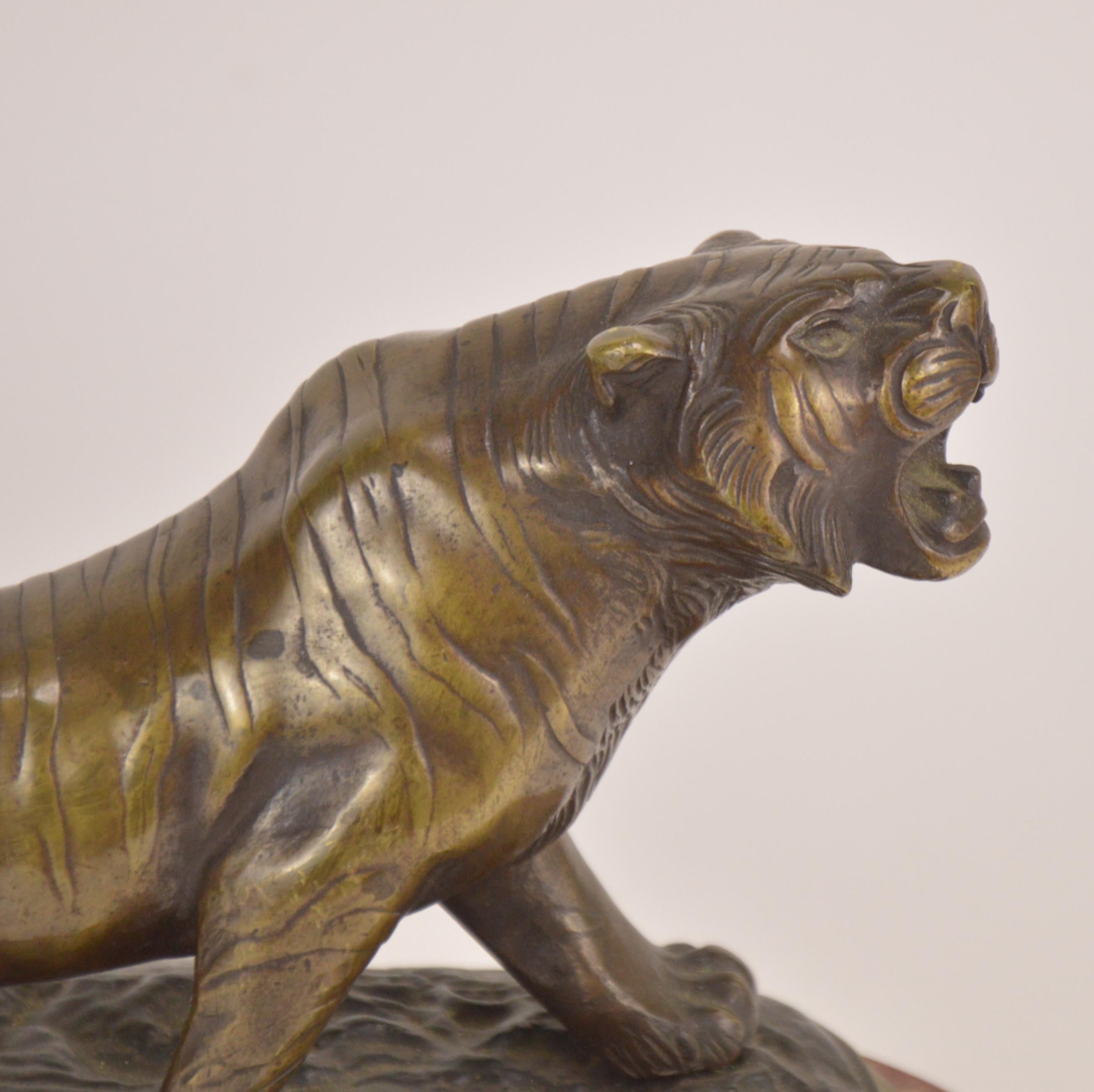 Patinated Art Deco Bronze Sculpture Representing a Roaring Tiger, 20th Century In Good Condition In Brussels, BE