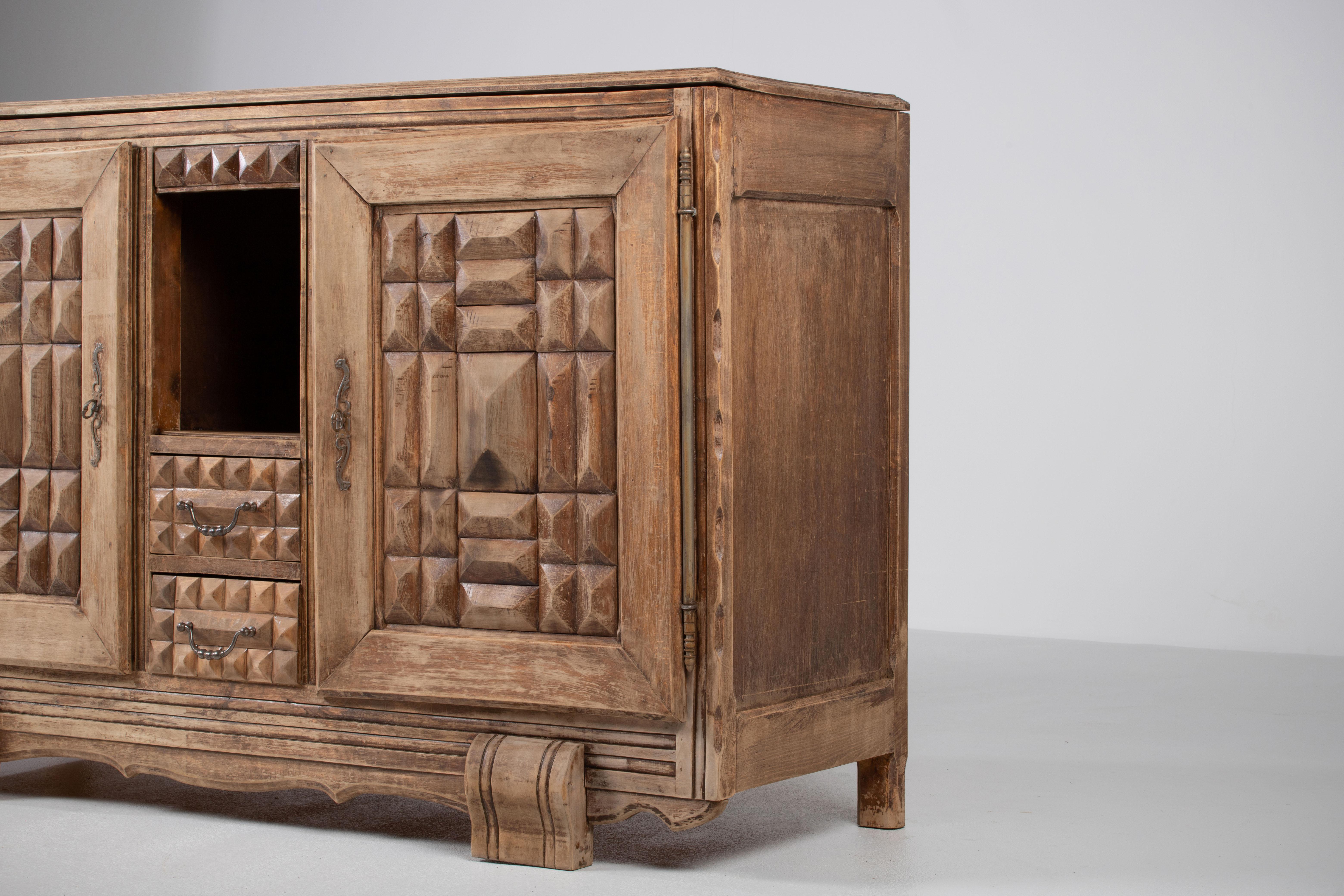 Patinated Art Deco Solid Oak Sideboard, France, 1940s In Good Condition For Sale In Kaštel Sućurac, Splitsko-dalmatinska županija