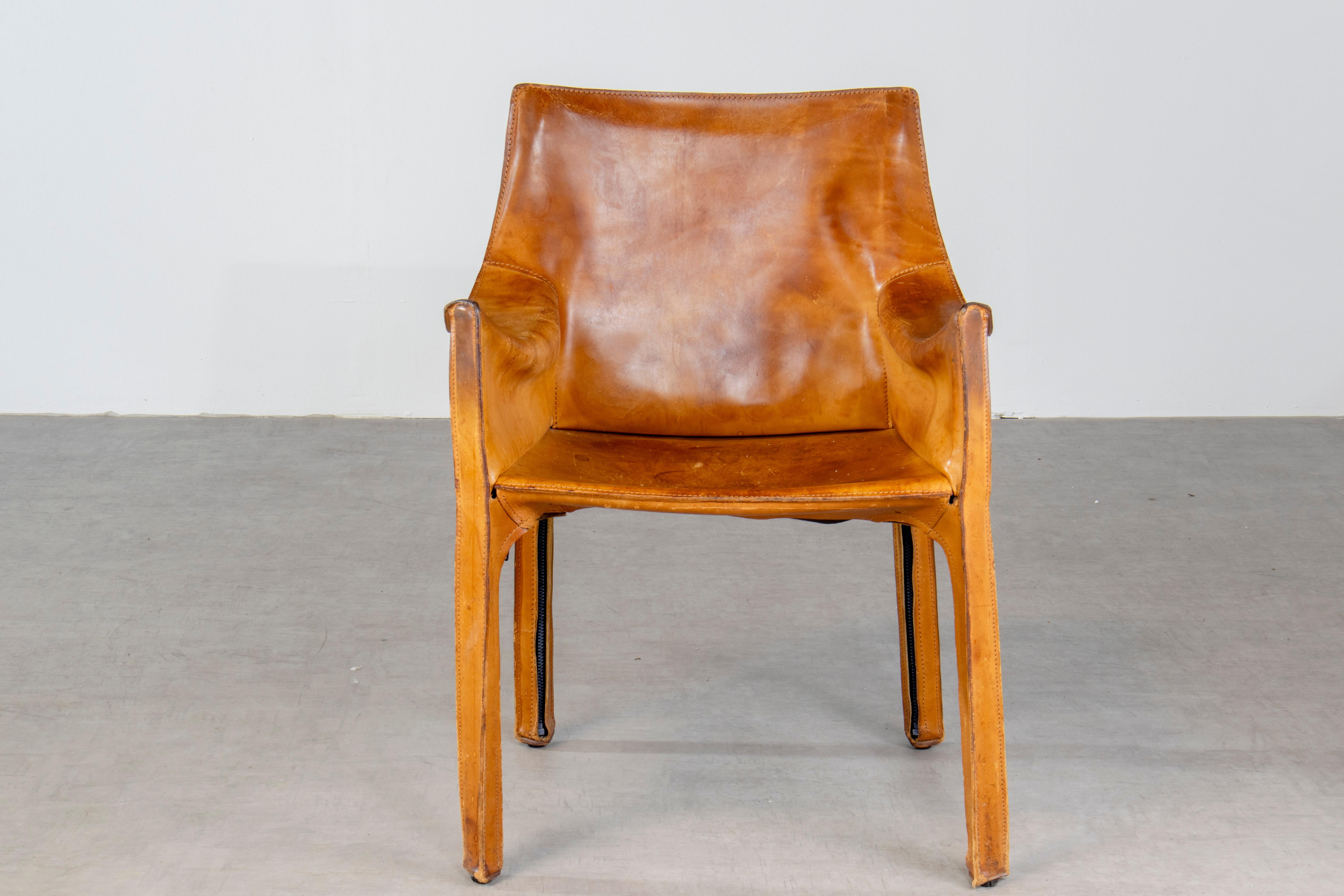 Exquises chaises originales Mario Bellini CAB 413, un véritable emblème du design intemporel. Fabriquées dans les années 1970 par la célèbre maison de design italienne Cassina, ces chaises représentent l'amalgame parfait de la forme et de la