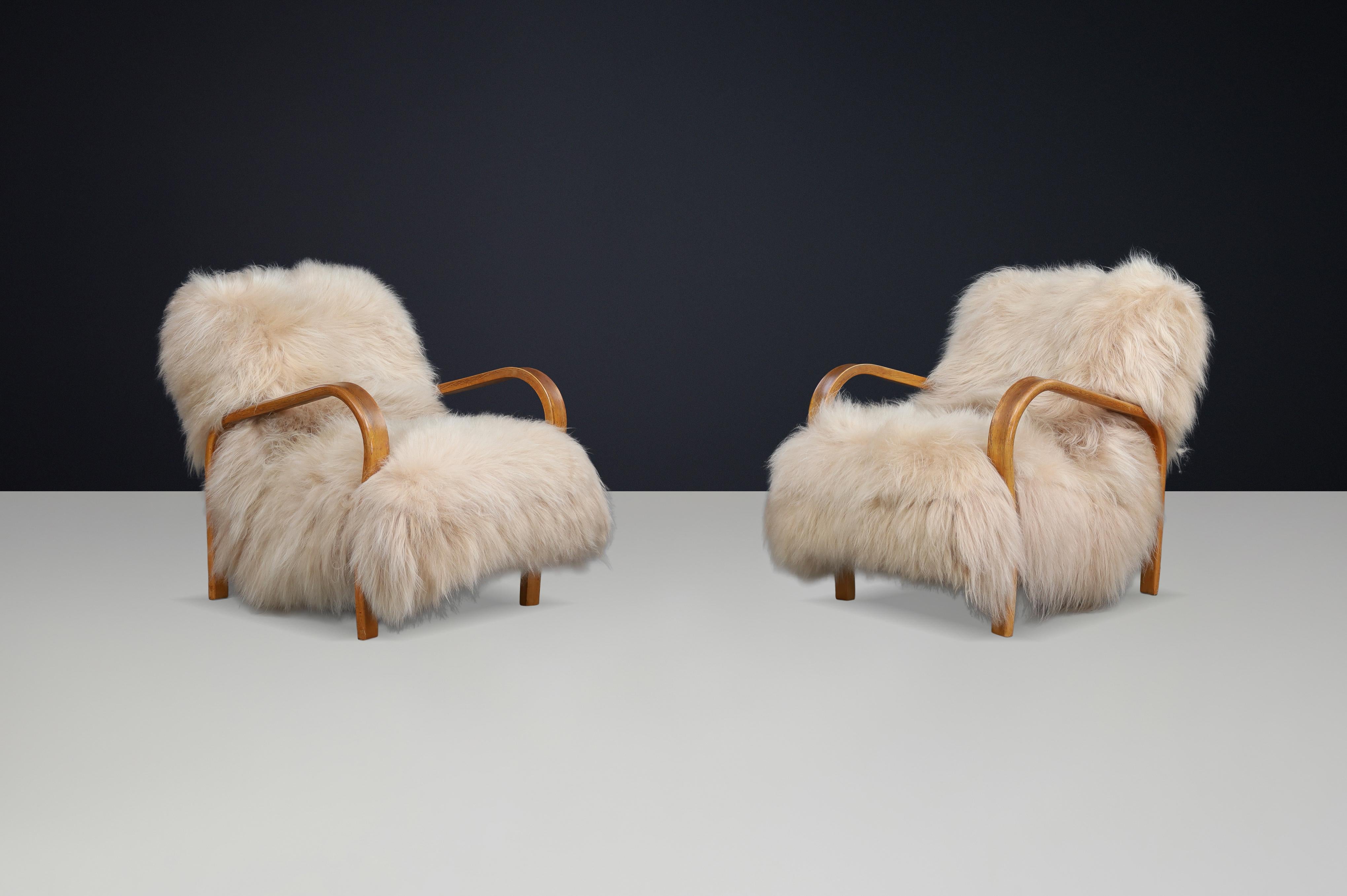 Patinated Bentwood Lounge Chairs by Kozelka & Kropáček in Long-Haired Icelandic Sheepskin, 1940s

This pair of bentwood lounge chairs by Czech designers Karel Kozelka and Antonín Kropáček reflects the refined elegance of 1940s modernist design.