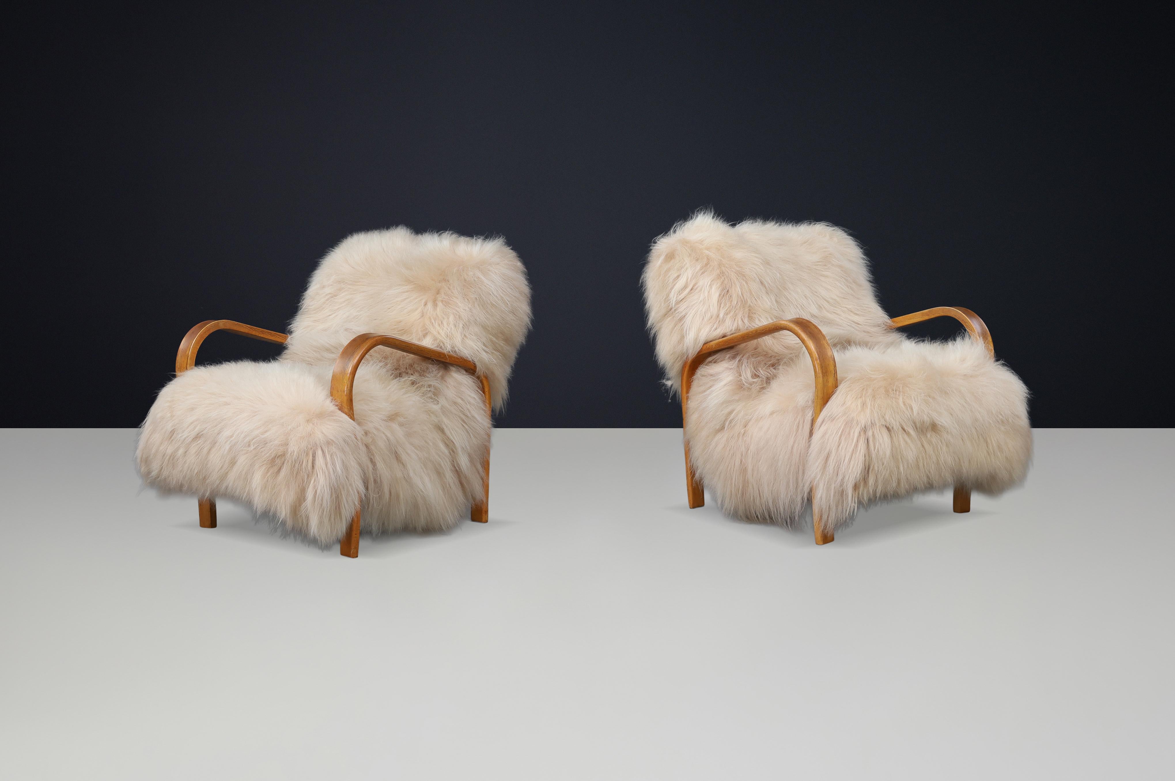 Patinated Bentwood Lounge Chairs by Kozelka & Kropáček in Long-Haired Icelandic In Good Condition For Sale In Almelo, NL