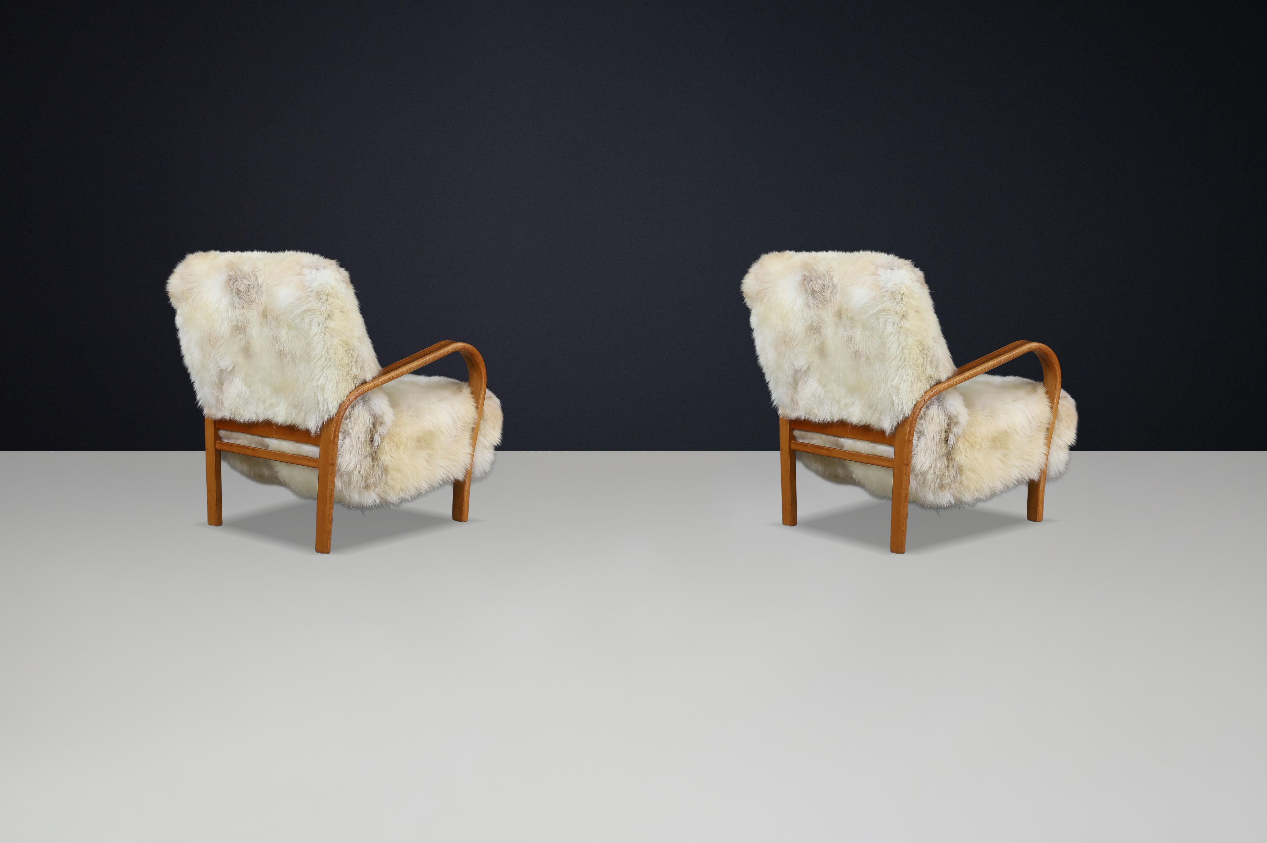 Sillas de salón de madera curvada patinada de Kozelka & Kropacek en piel de oveja de Texel en venta 4