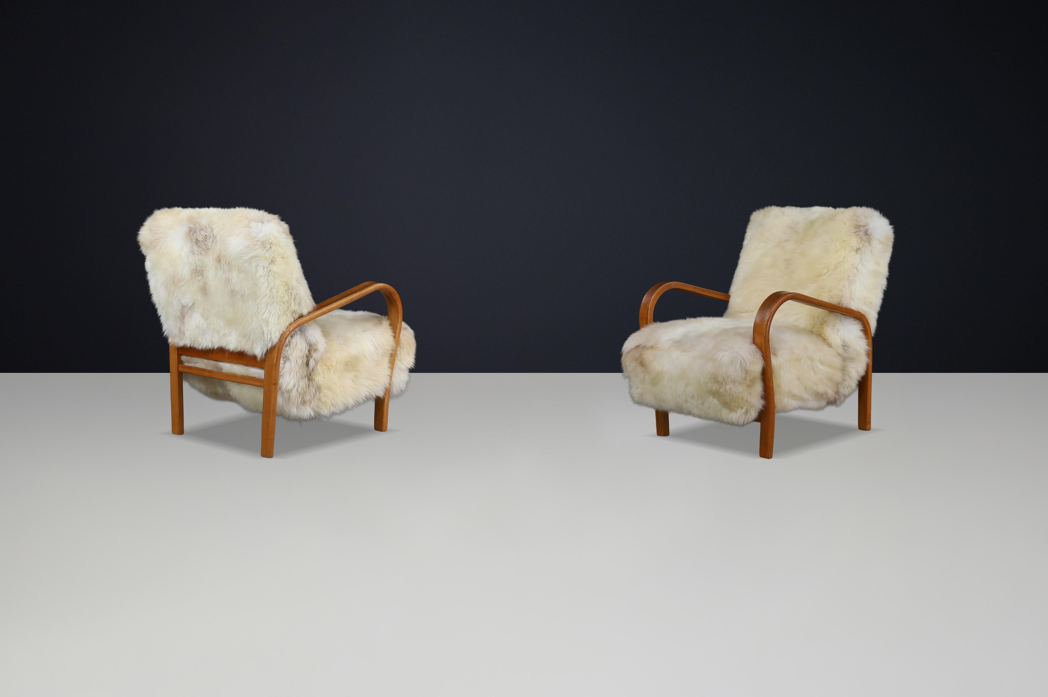 Sillas de salón de madera curvada patinada de Kozelka & Kropacek en piel de oveja de Texel

Elegantes tumbonas checas de madera curvada de los años 40, de Kozelka & Kropacek, retapizadas en lujosa piel de oveja Texel de color marfil a crema. Una