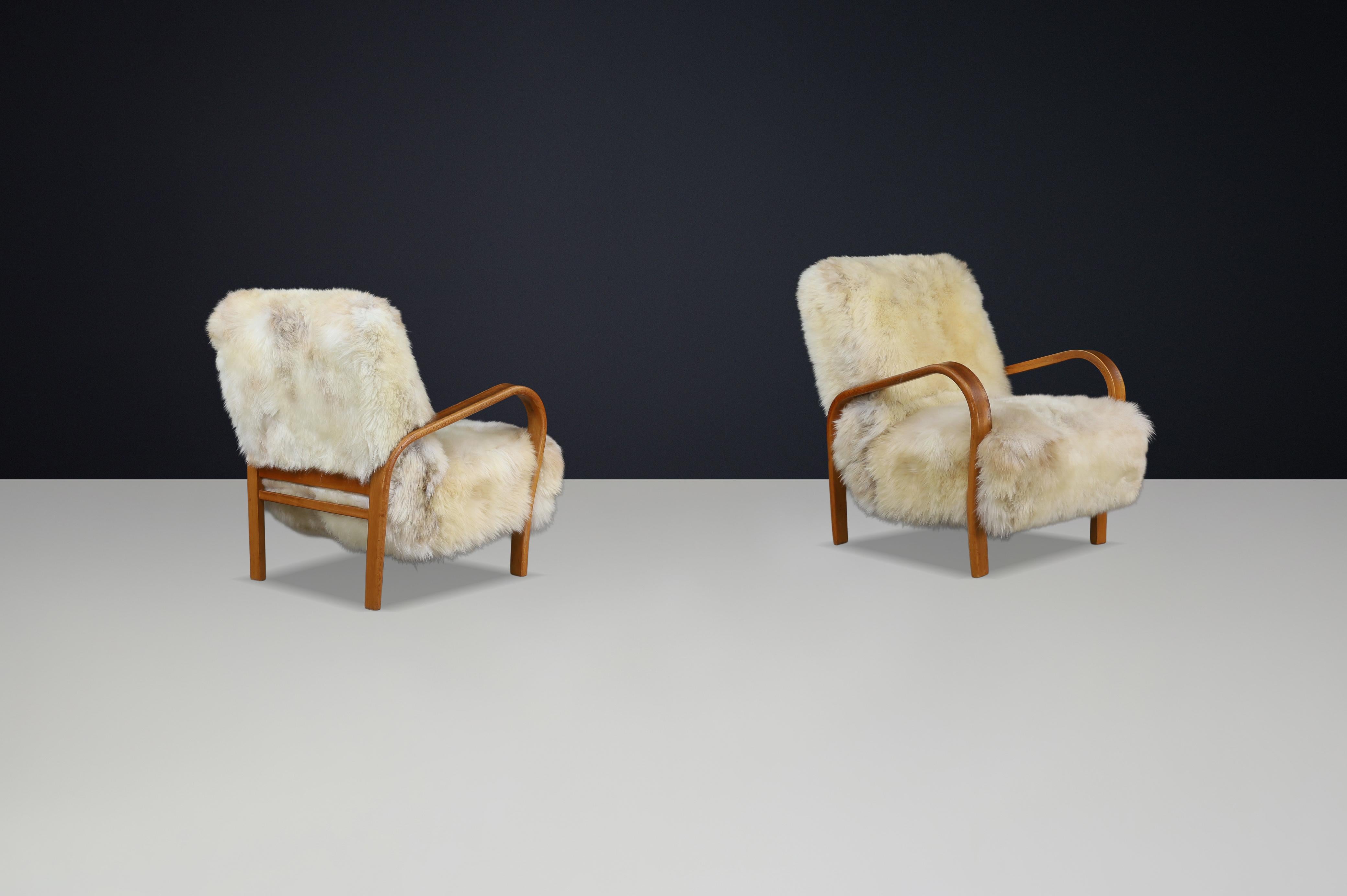 Sillas de salón de madera curvada patinada de Kozelka & Kropacek en piel de oveja de Texel Checo en venta