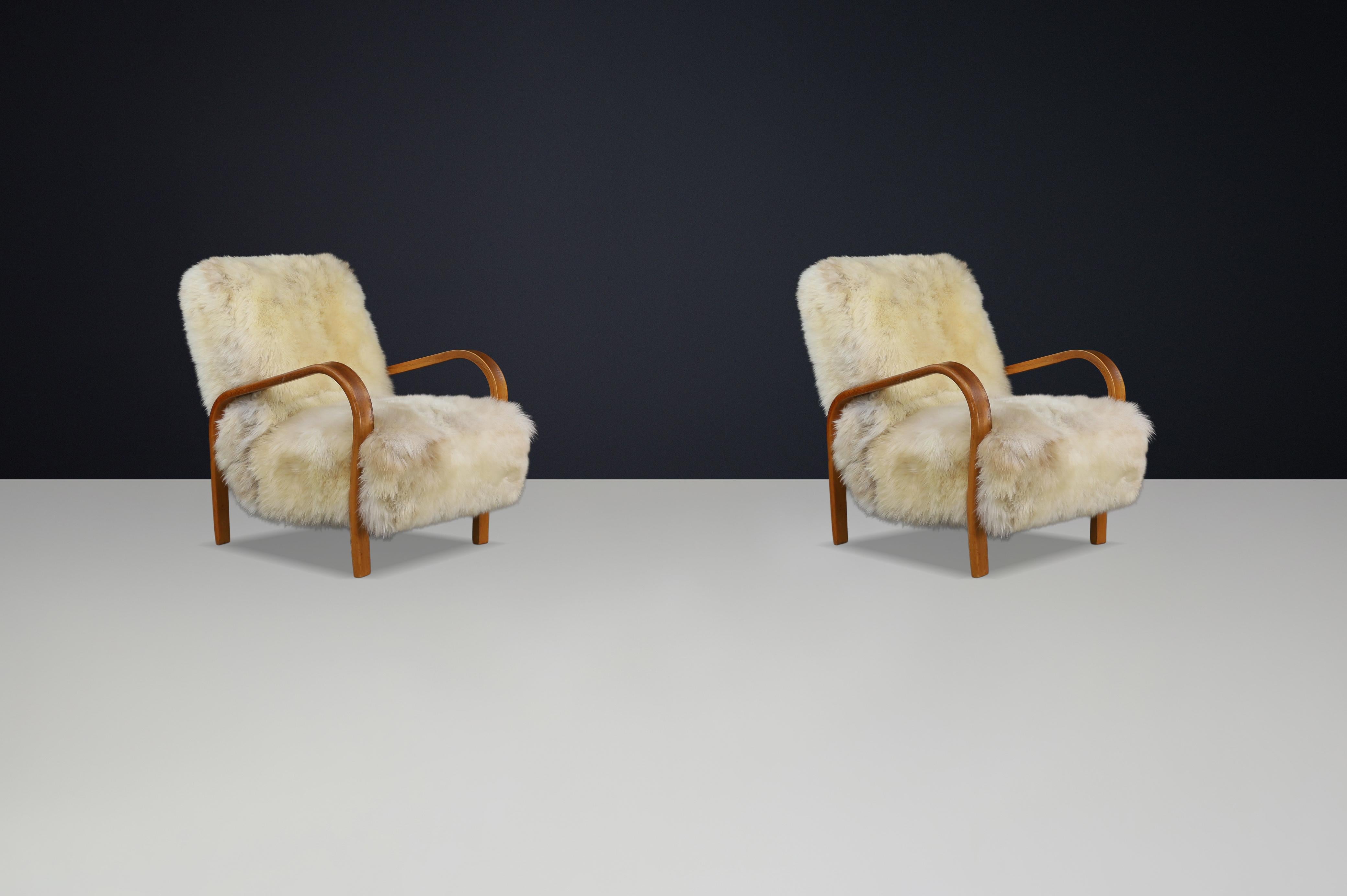 Sillas de salón de madera curvada patinada de Kozelka & Kropacek en piel de oveja de Texel en Bueno estado para la venta en Almelo, NL