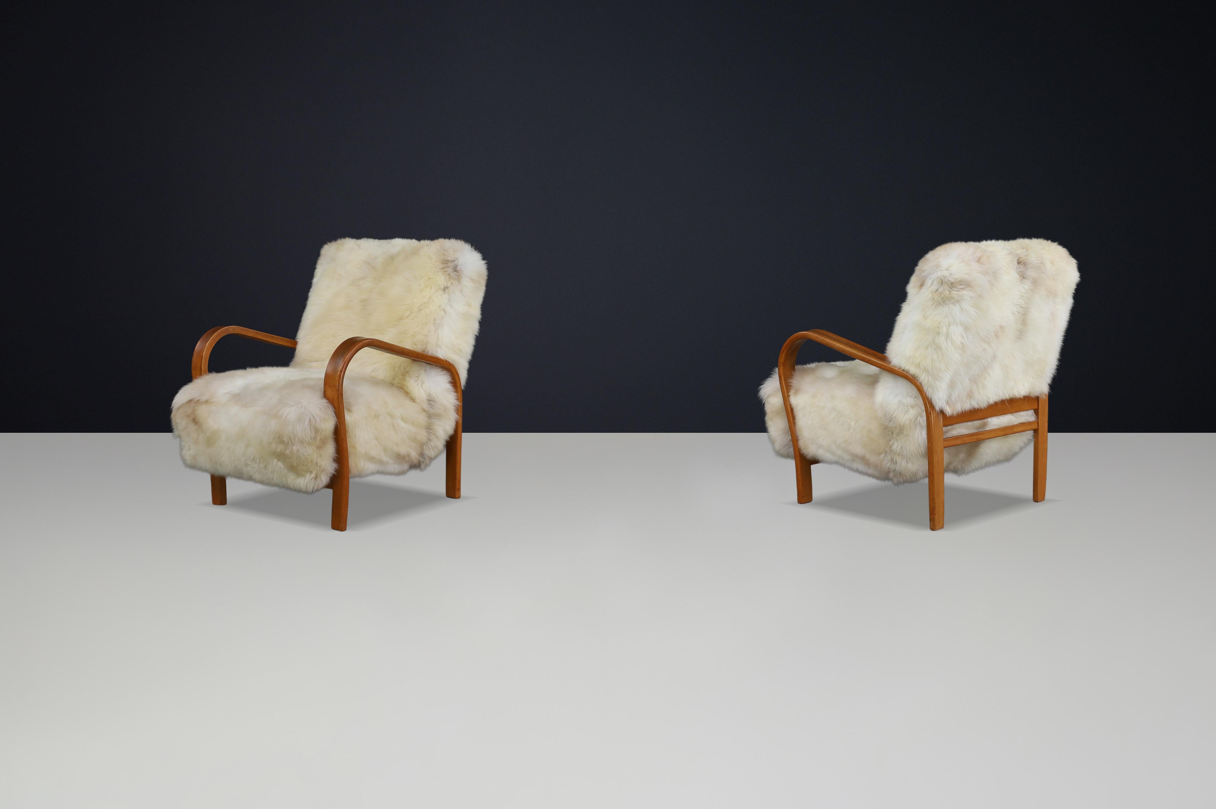 Sillas de salón de madera curvada patinada de Kozelka & Kropacek en piel de oveja de Texel siglo XX en venta