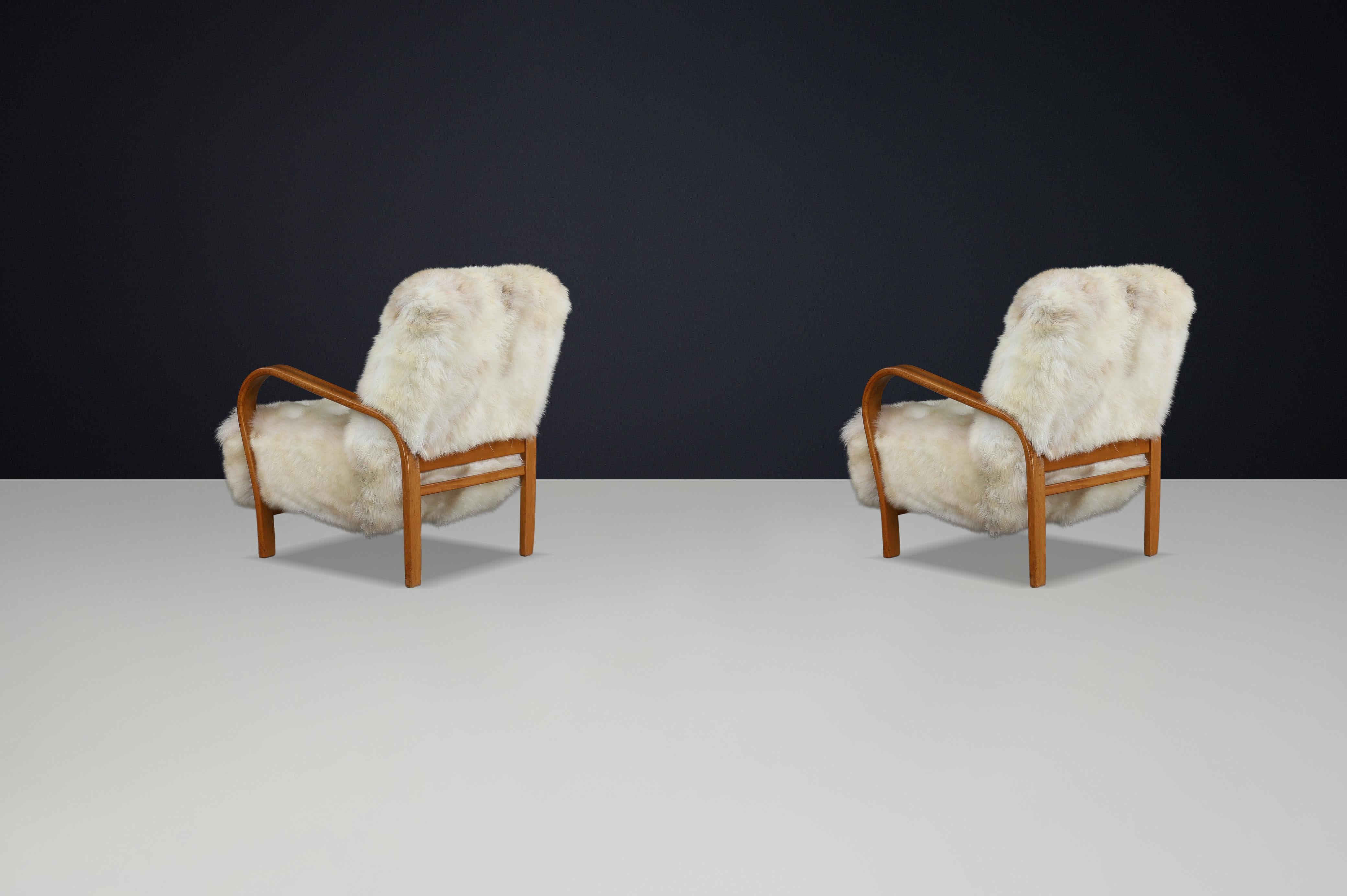 Sillas de salón de madera curvada patinada de Kozelka & Kropacek en piel de oveja de Texel Piel de carnero en venta