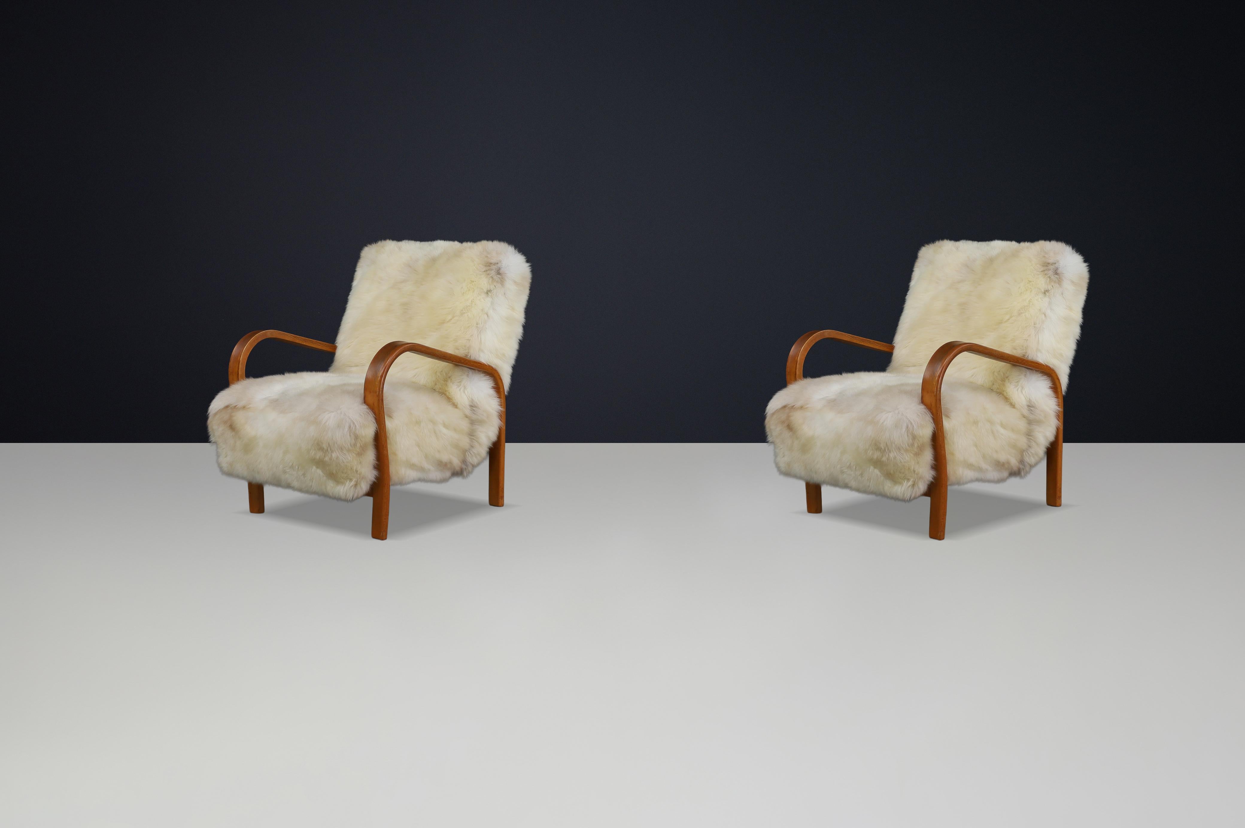Sillas de salón de madera curvada patinada de Kozelka & Kropacek en piel de oveja de Texel en venta 1