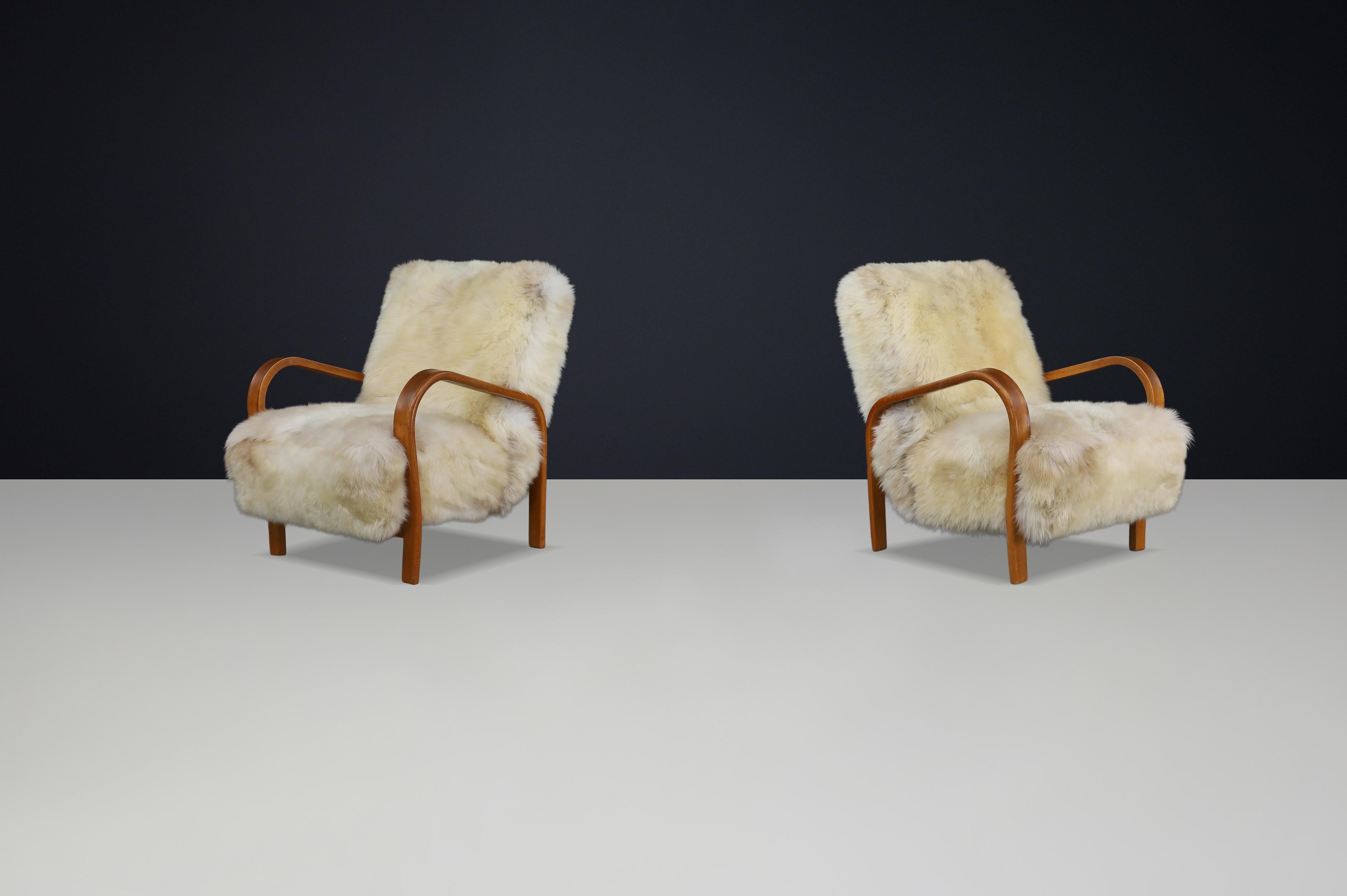 Sillas de salón de madera curvada patinada de Kozelka & Kropacek en piel de oveja de Texel en venta 2