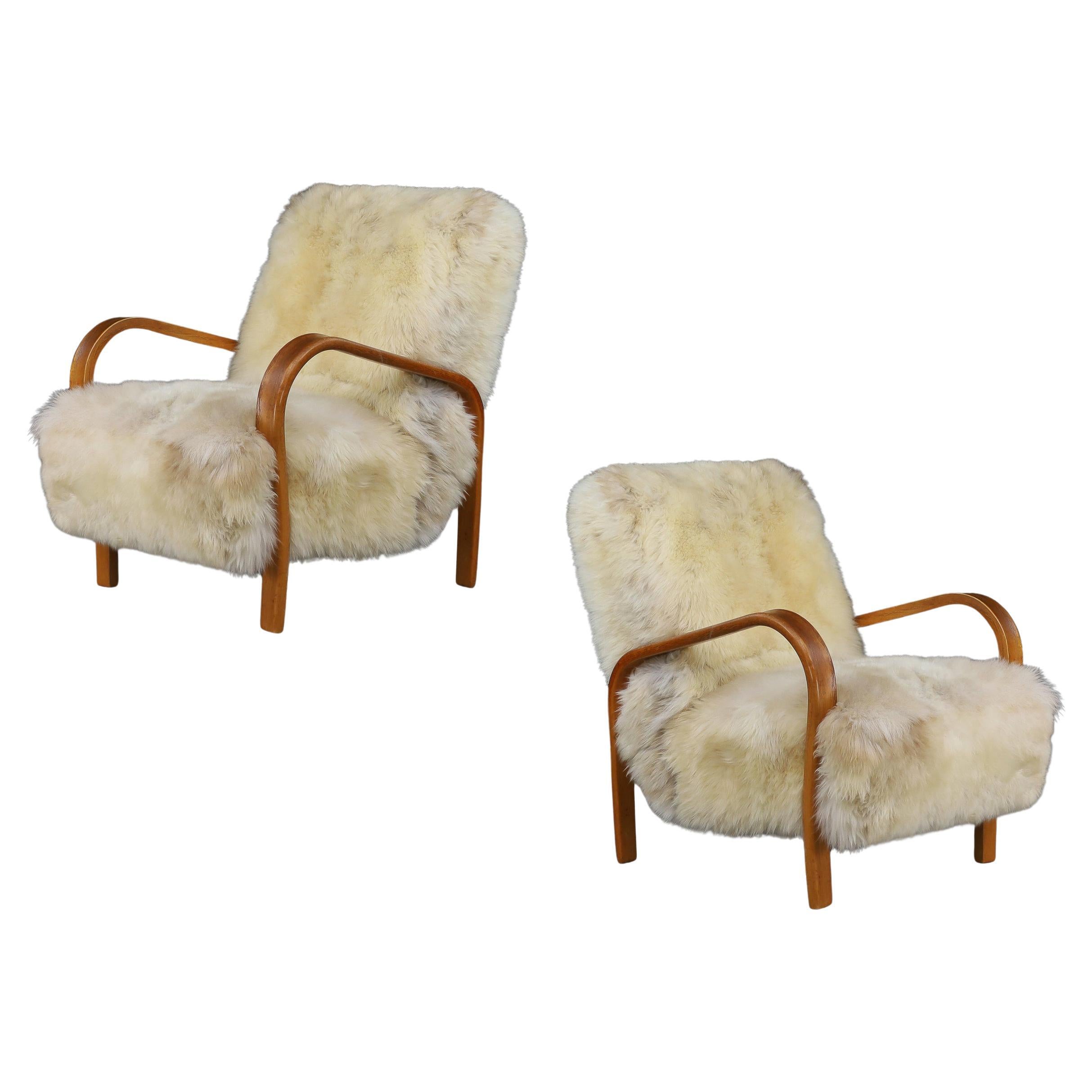 Sillas de salón de madera curvada patinada de Kozelka & Kropacek en piel de oveja de Texel en venta