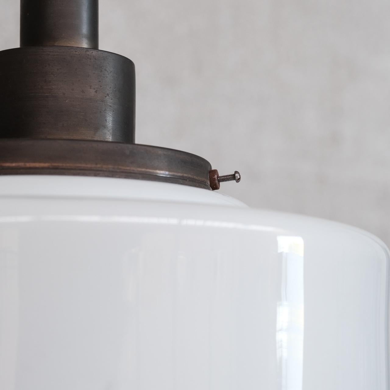 Lampada a sospensione a gradini in ottone patinato e vetro opalino In condizioni buone in vendita a London, GB