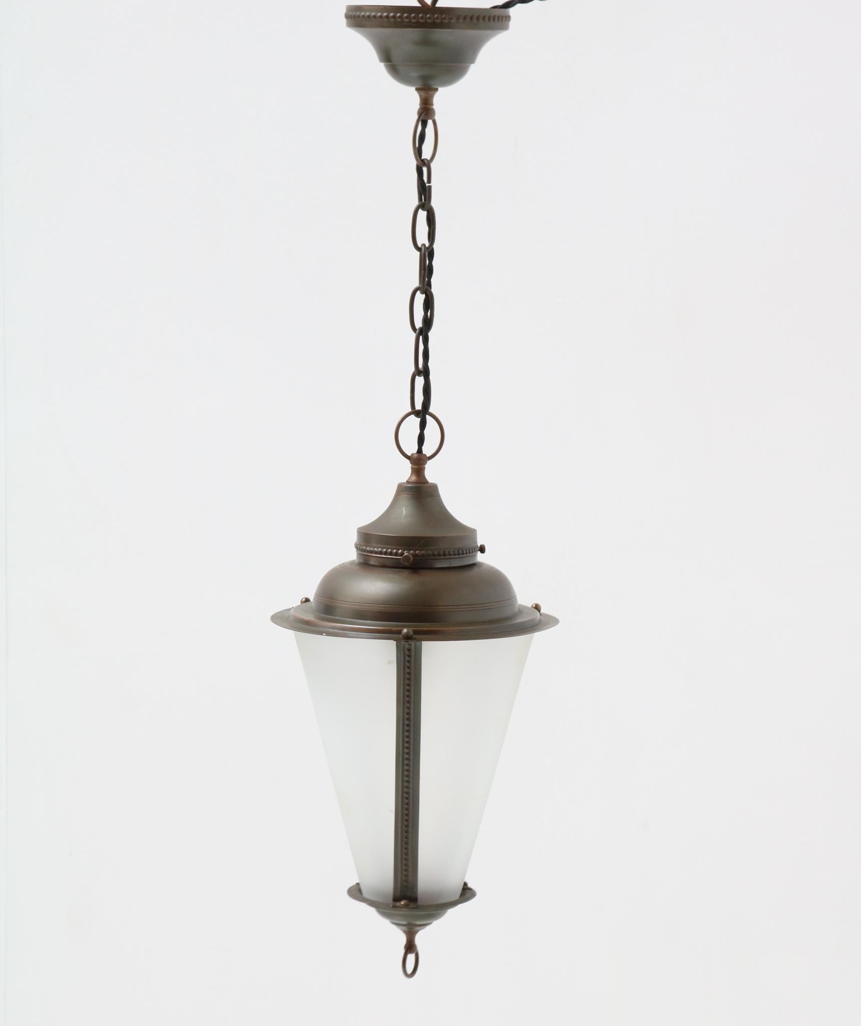 Stunning Art Nouveau lantern.
Striking Dutch design from the 1900s.
Patinated brass frame with original etched glass shade.
Rewired with one original socket for E-27 light bulb.
This wonderful Art Nouveau lantern is in good original condition