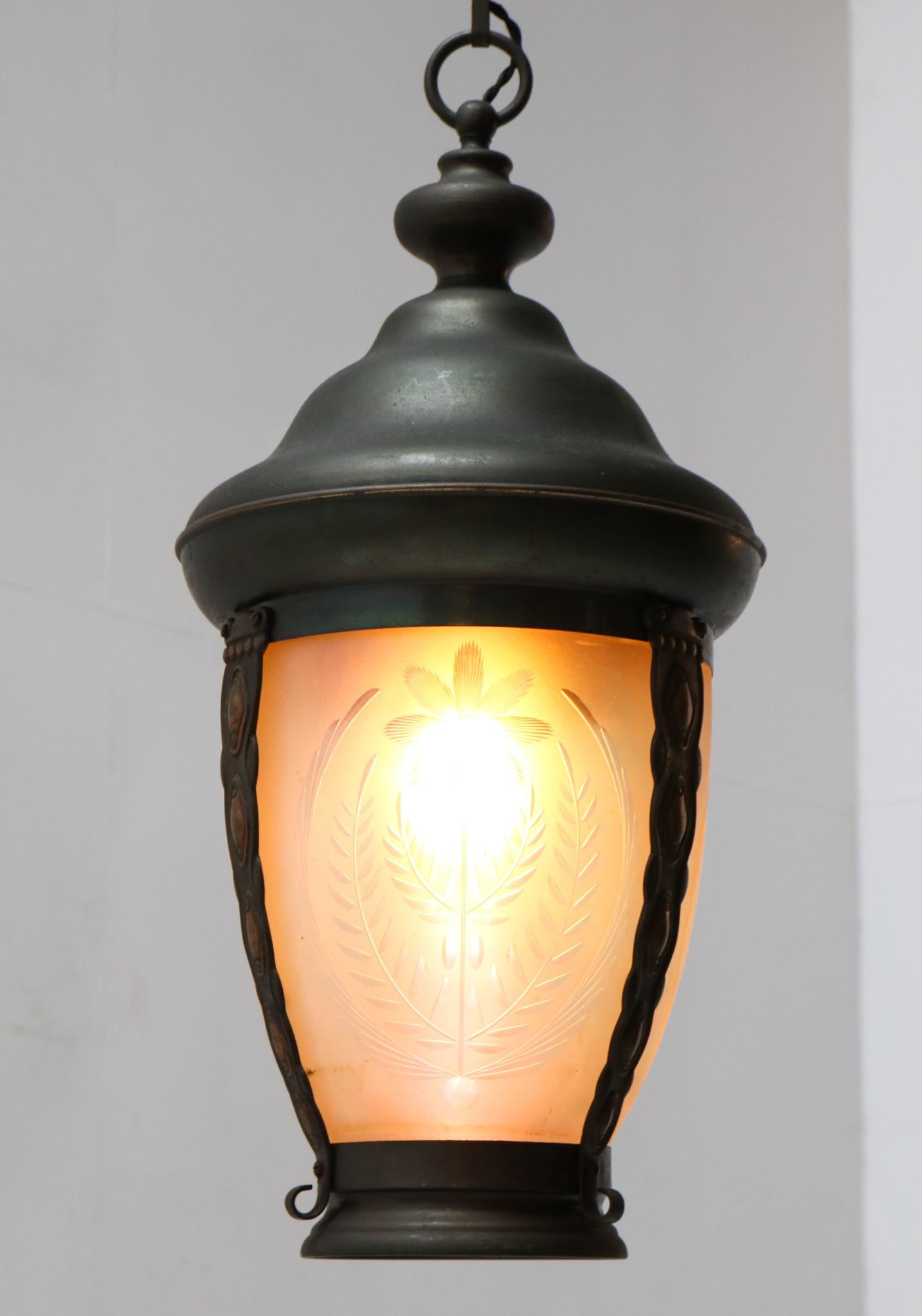 Stunning Art Nouveau pendant light or lantern.
Striking Dutch design from the 1900s.
Patinated brass with original cut glass shade.
Rewired with original socket for E-27 light bulb.
This wonderful Art Nouveau pendant light or lantern is in very