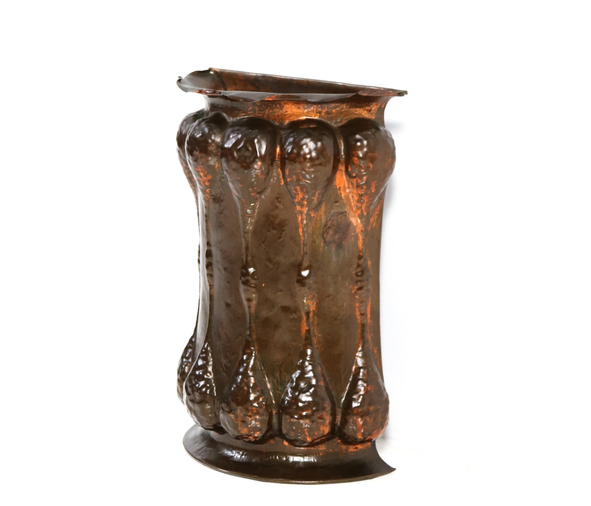 Patinated Brass Arts & Crafts Art Nouveau Umbrella Stand, 1900s In Good Condition For Sale In Amsterdam, NL