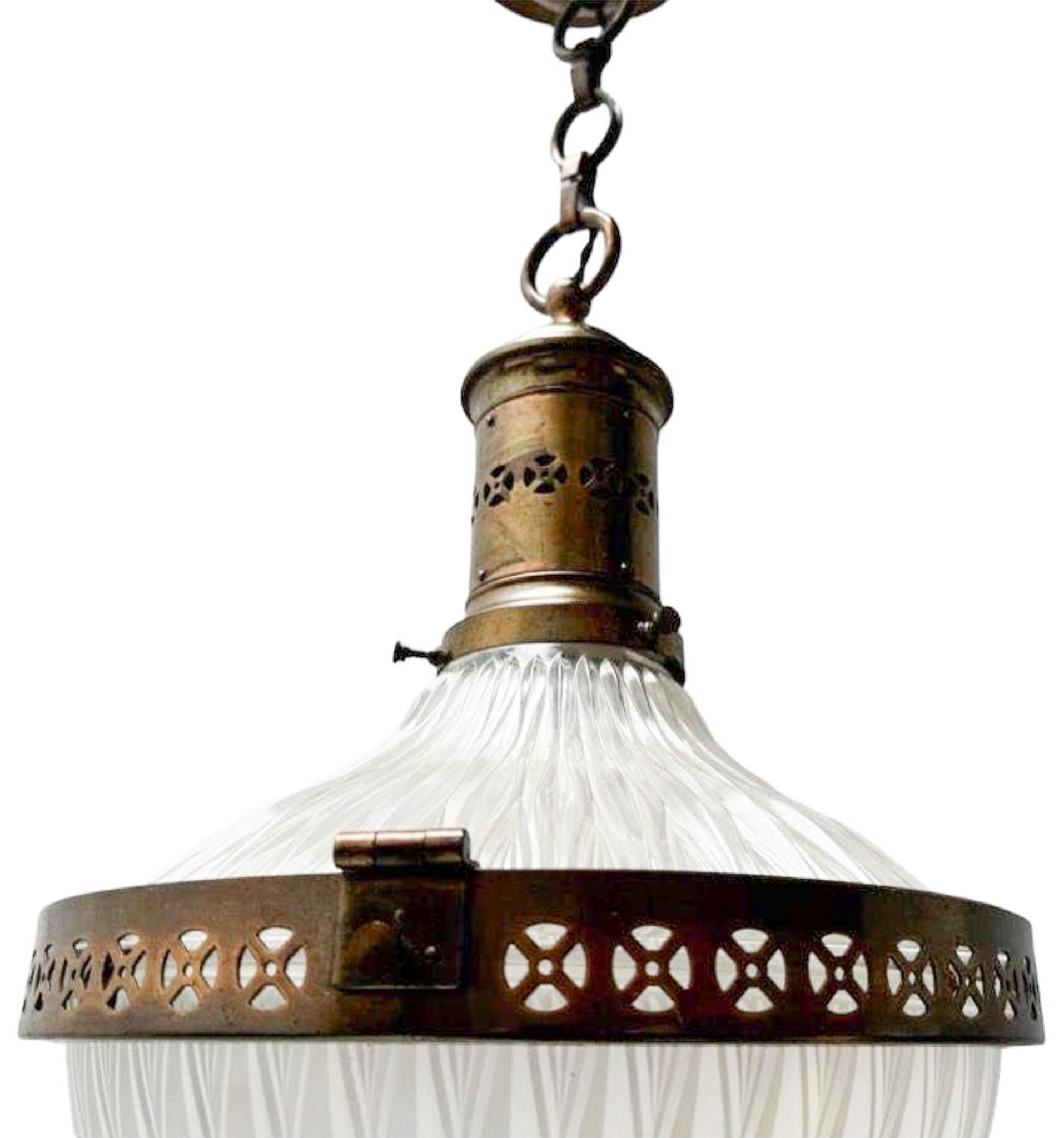 Début du 20ème siècle Lampe à suspension Arts & Crafts Holophane en laiton patiné, années 1900 en vente