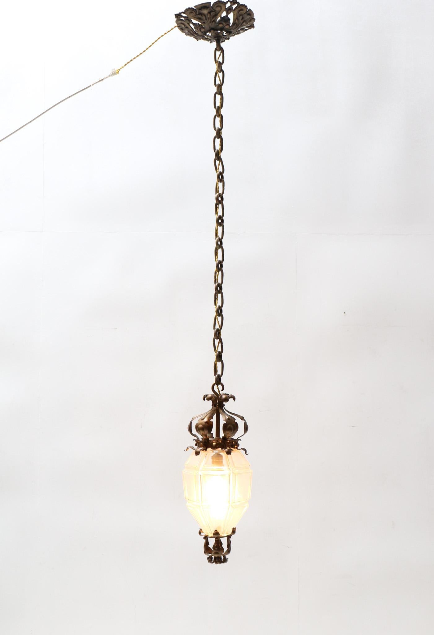 Superbe et rare lanterne Arts & Crafts.
Un design anglais frappant des années 1900.
Cadre et plafond en laiton patiné d'origine avec abat-jour en verre taillé d'origine.
Recâblage avec une douille d'origine pour une ampoule E-27.
Cette magnifique