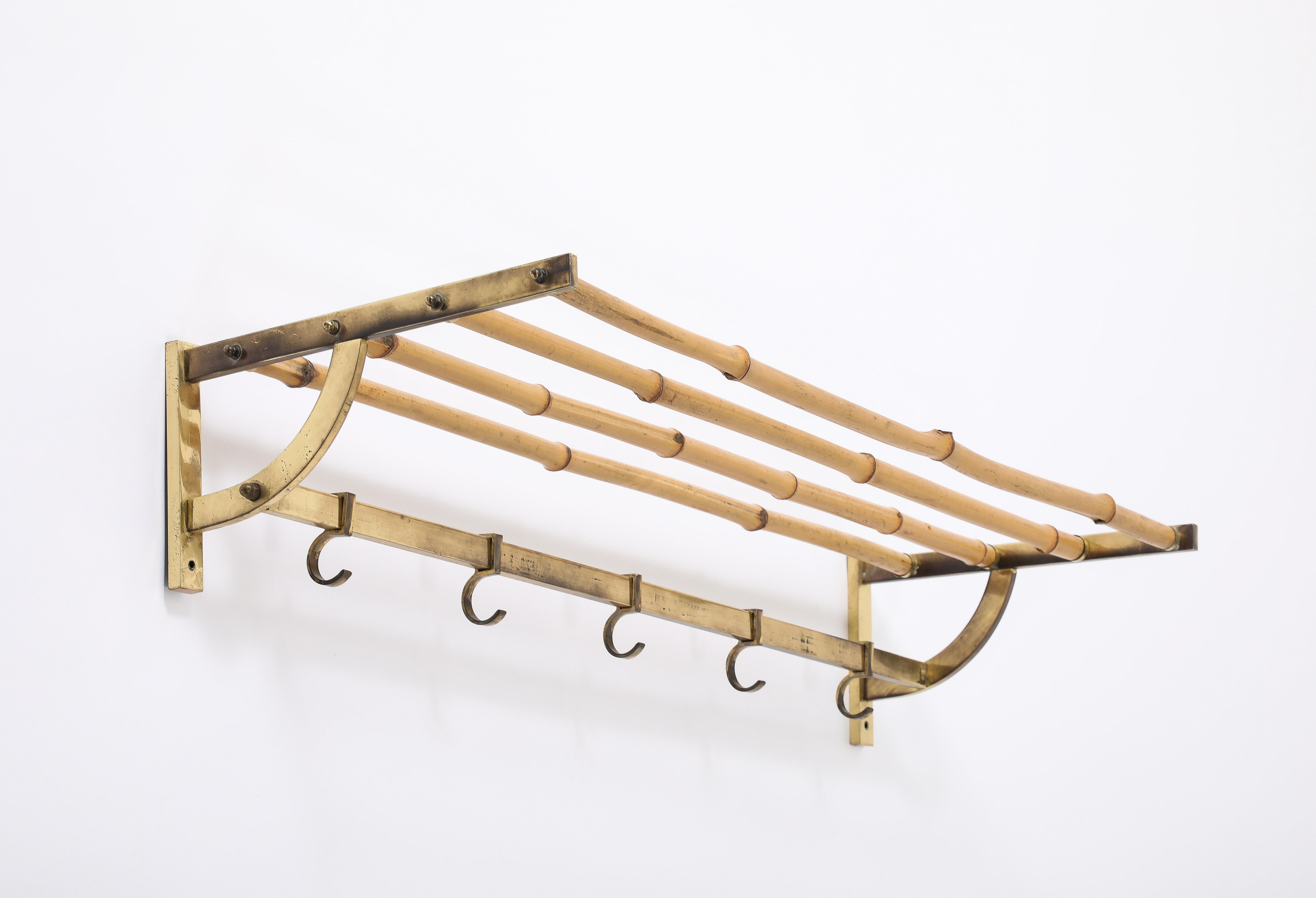 Elegante perchero de latón patinado y bambú con ganchos de latón. Para colgar directamente en una puerta o en una pared.
Al estilo de Gabriella Crespi.
En buen estado vintage. Pátina en todas las superficies metálicas.
